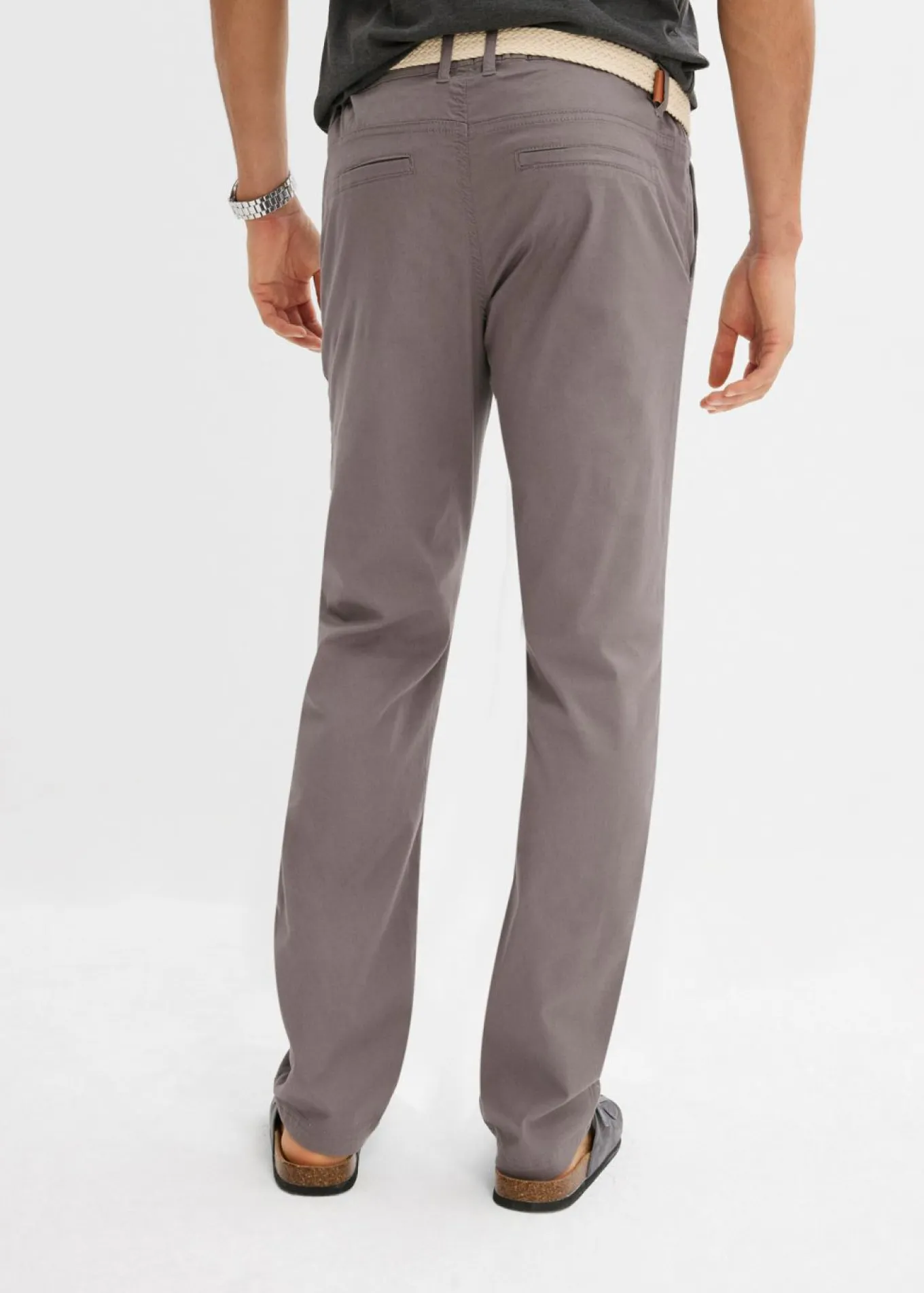Pantalón tipo chino con corte regular, cinturilla elástica, cinturón y forma recta