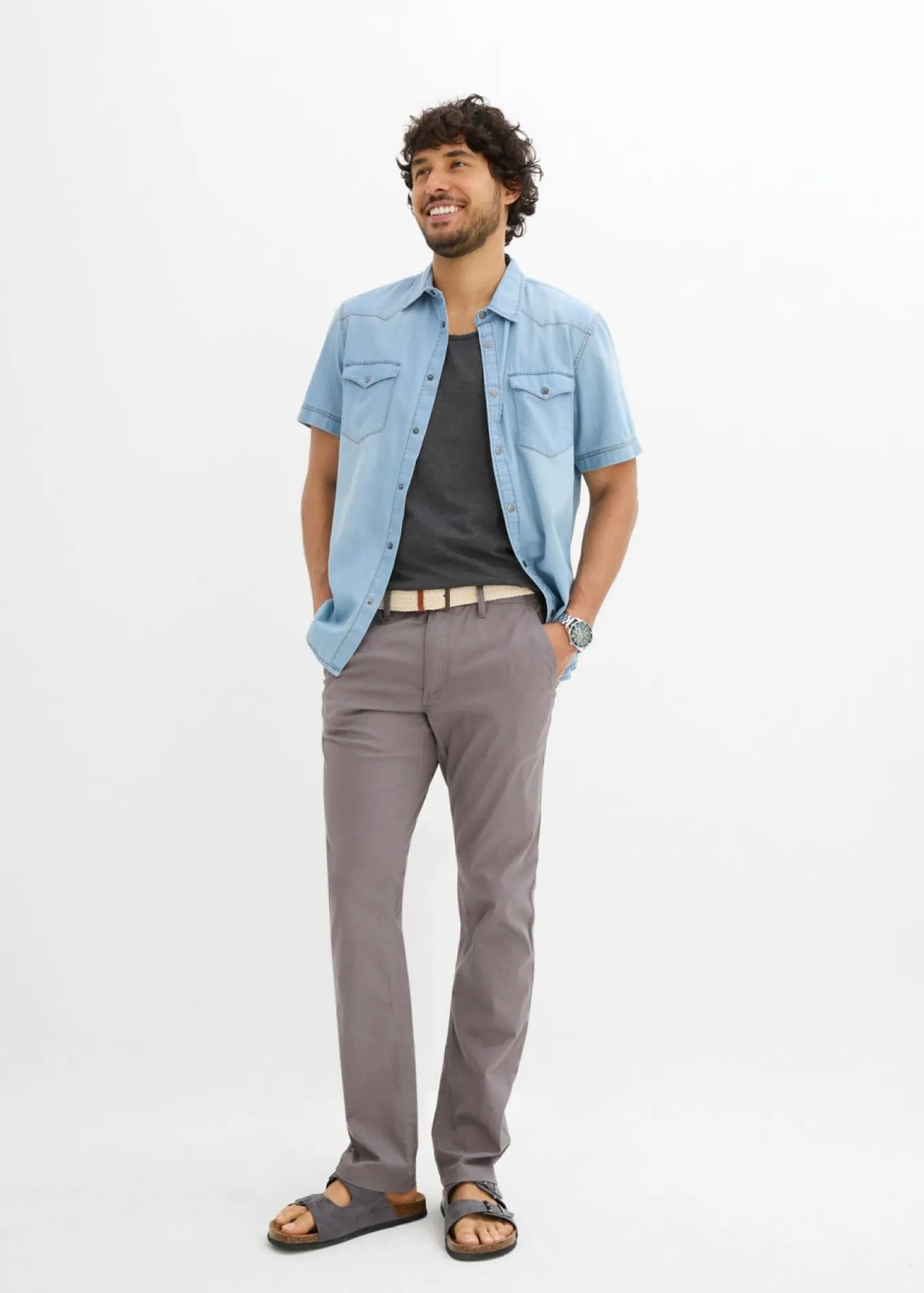 Pantalón tipo chino con corte regular, cinturilla elástica, cinturón y forma recta