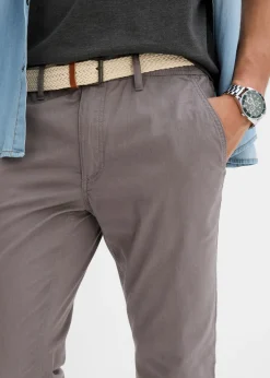 Pantalón tipo chino con corte regular, cinturilla elástica, cinturón y forma recta