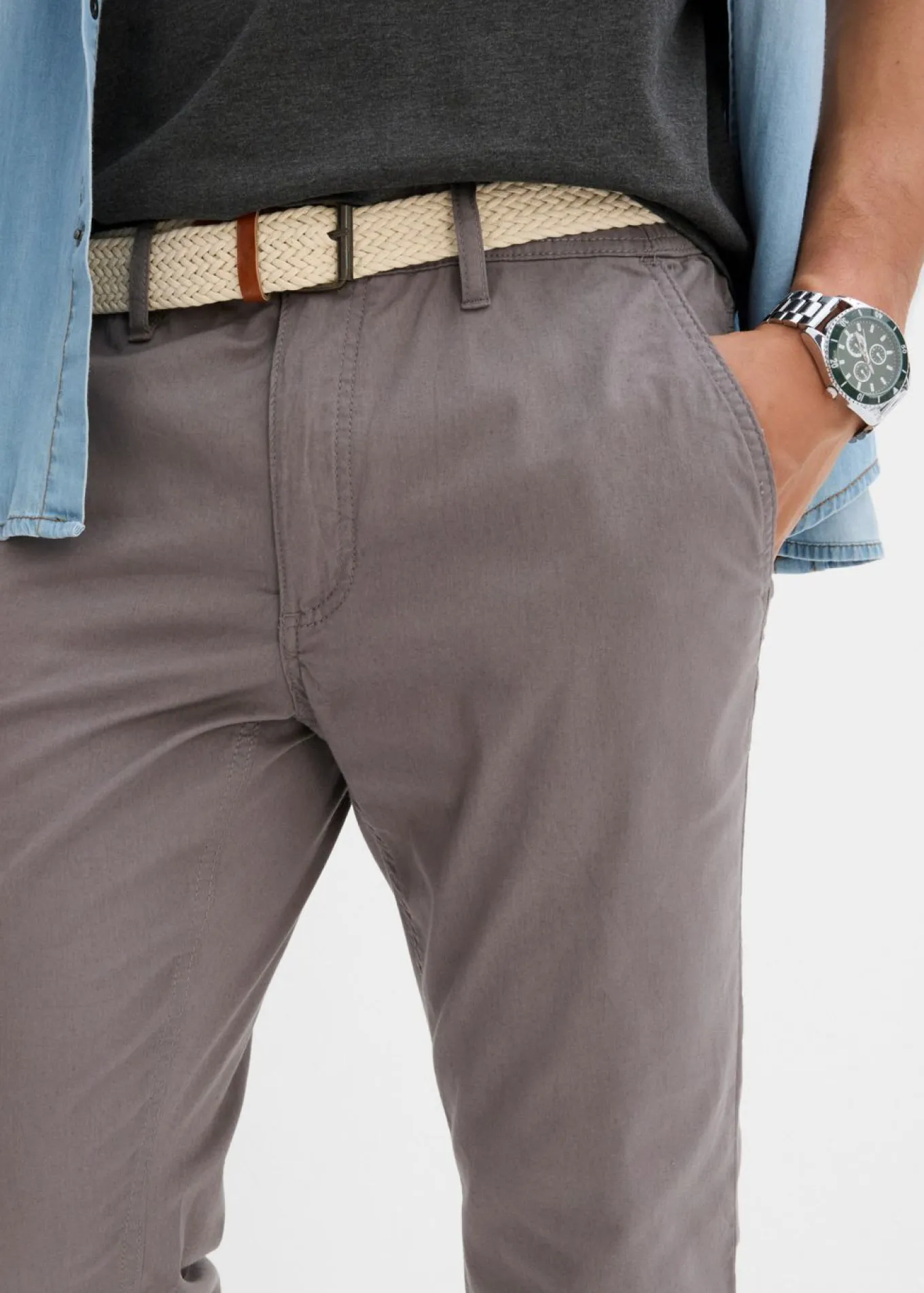 Pantalón tipo chino con corte regular, cinturilla elástica, cinturón y forma recta