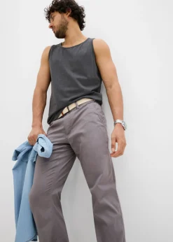 Pantalón tipo chino con corte regular, cinturilla elástica, cinturón y forma recta