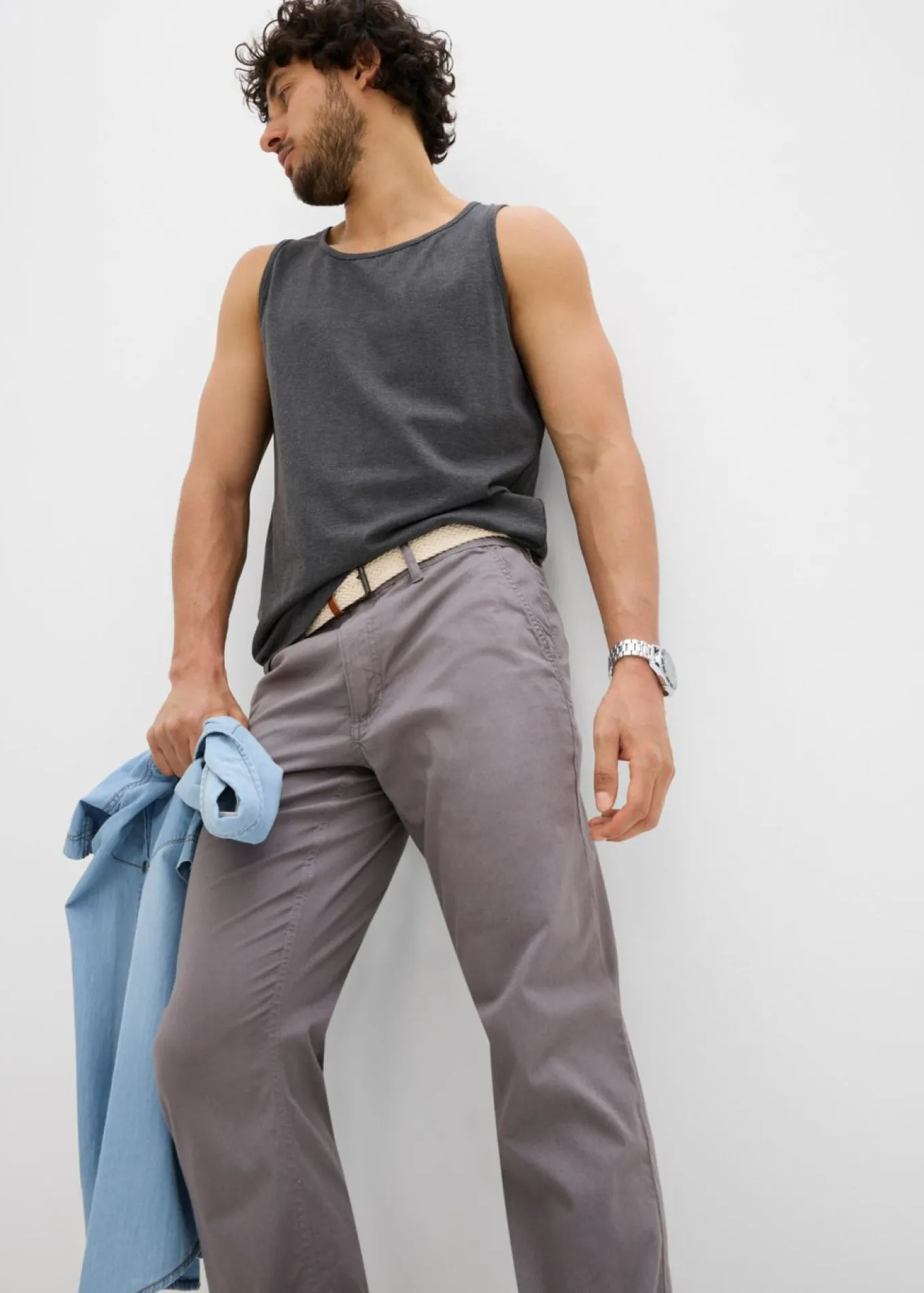 Pantalón tipo chino con corte regular, cinturilla elástica, cinturón y forma recta