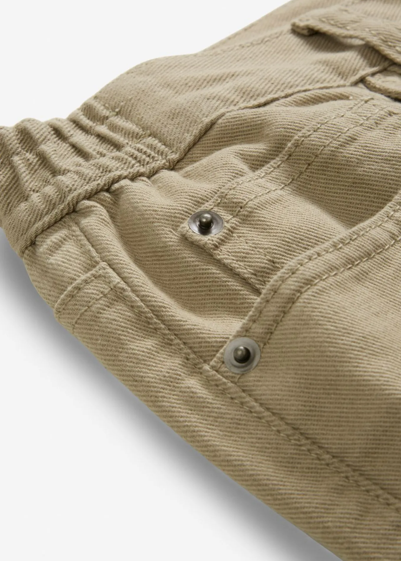 Pantalón térmico con corte holgado, cinturilla cómoda y diseño recto