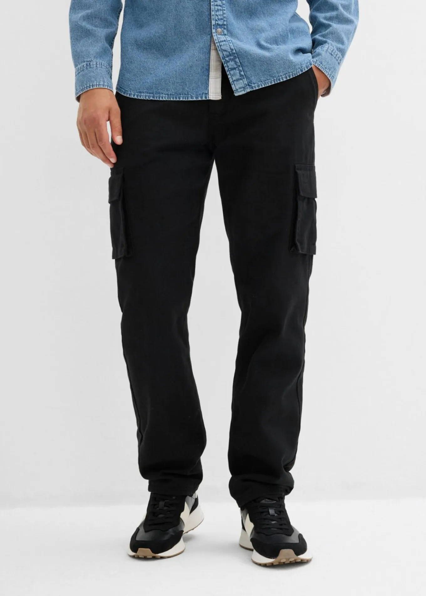Pantalón térmico tipo cargo, relaxed fit, con forro de franela y cintura cómoda, straight