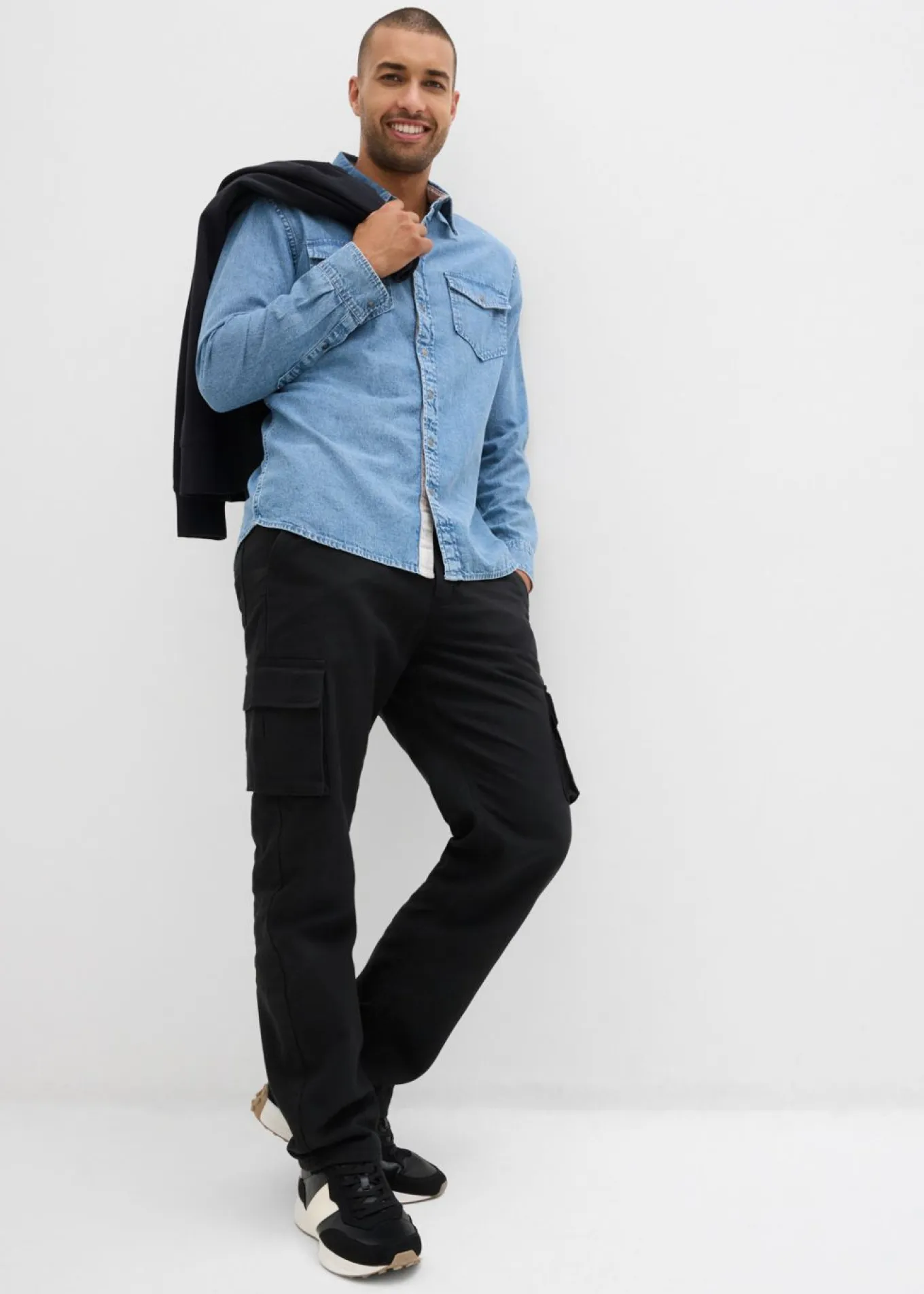 Pantalón térmico tipo cargo, relaxed fit, con forro de franela y cintura cómoda, straight