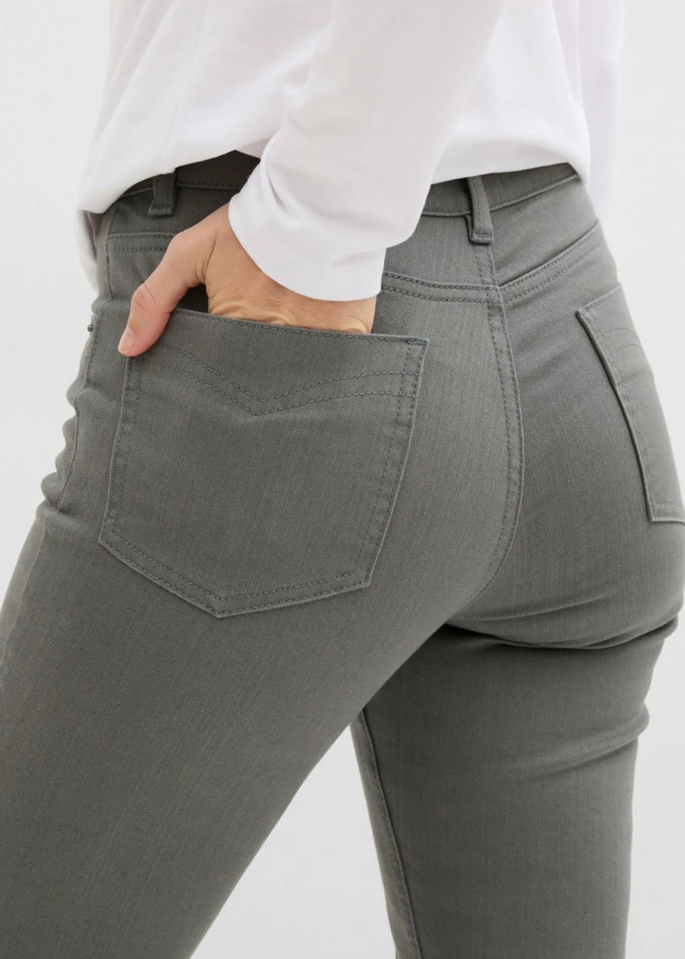 Pantalones acortados de sarga
