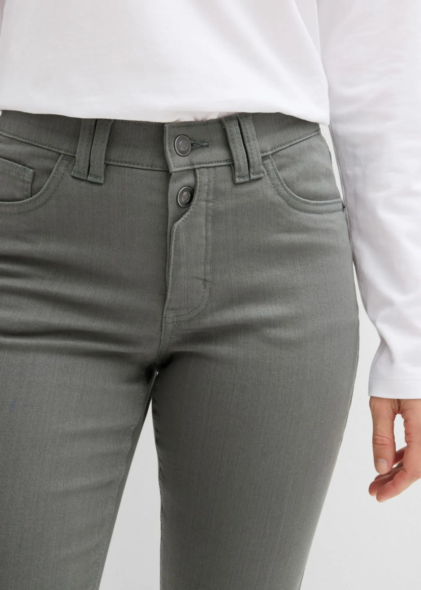 Pantalones acortados de sarga