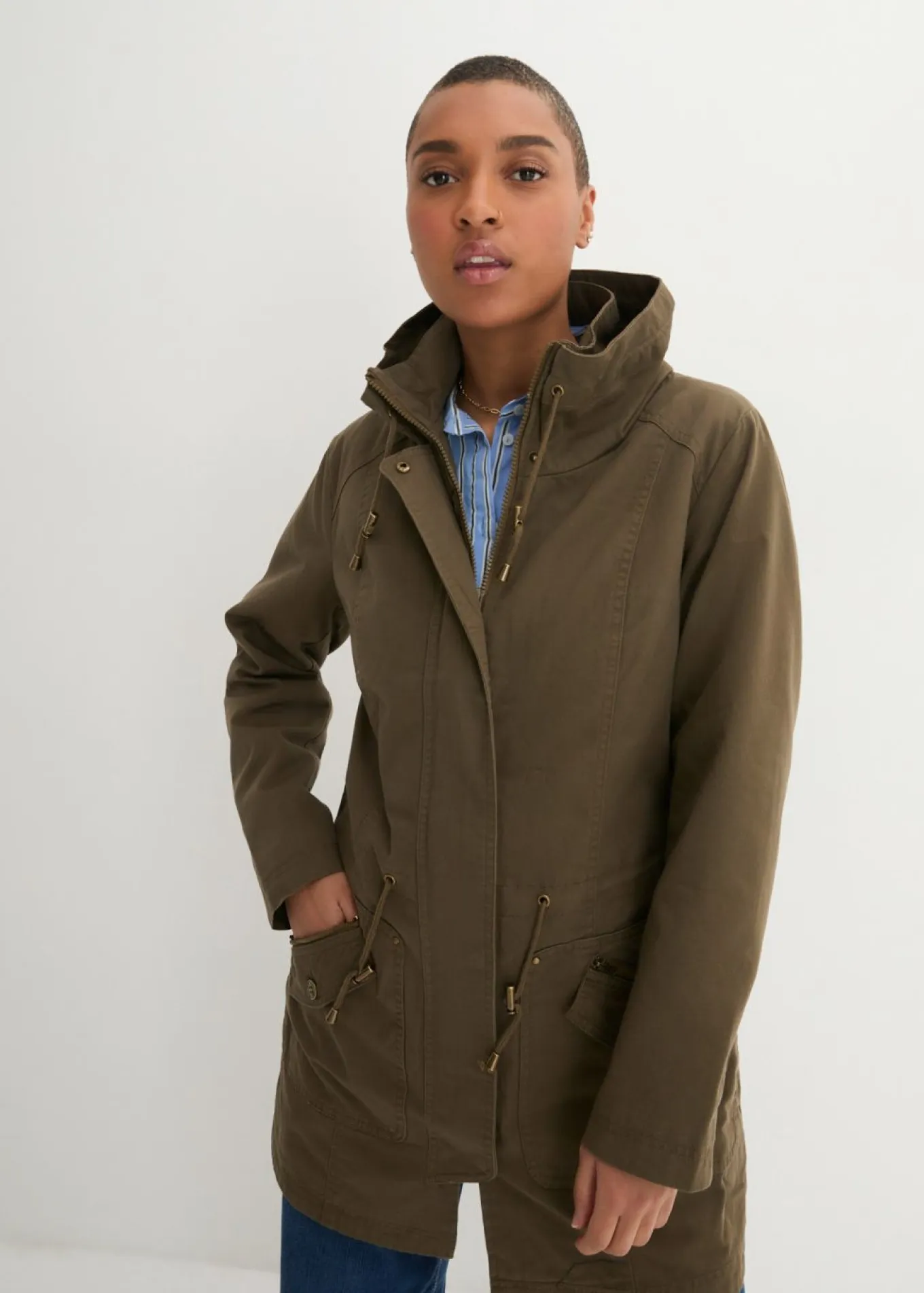 Parka corta de algodón con cuello alto, entallada