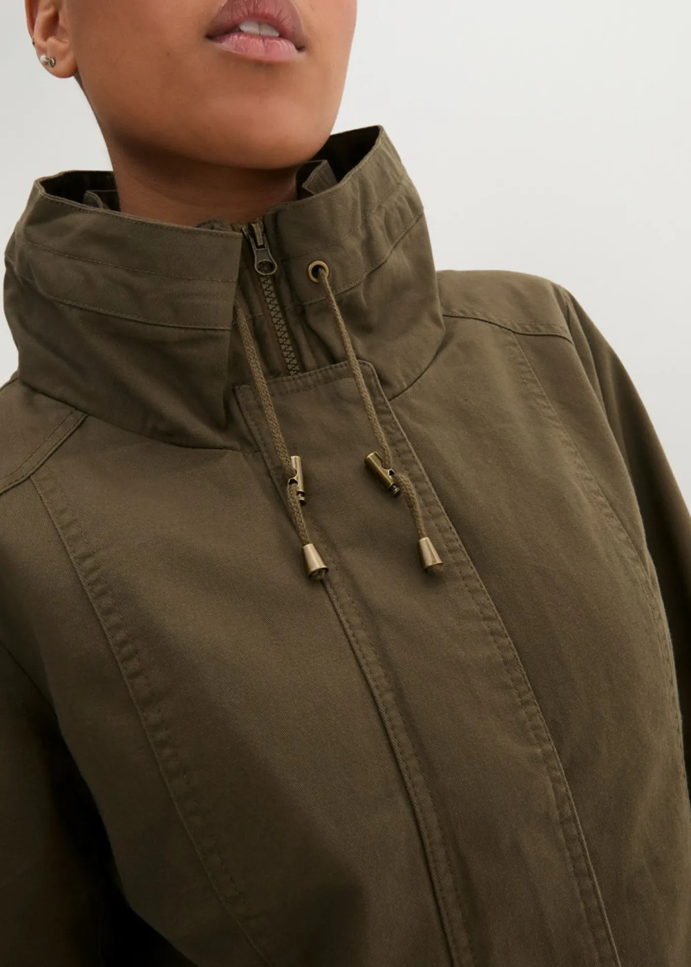 Parka corta de algodón con cuello alto, entallada