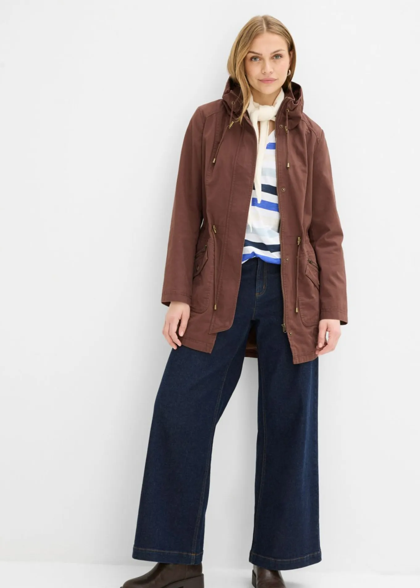 Parka corta de algodón con cuello alto, entallada