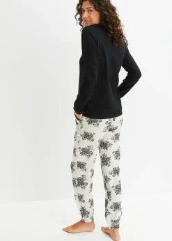 Pijama con encaje discreto