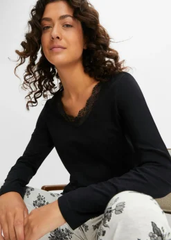 Pijama con encaje discreto