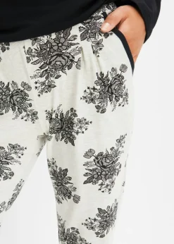 Pijama con encaje discreto