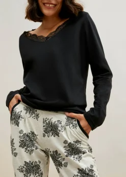 Pijama con encaje discreto