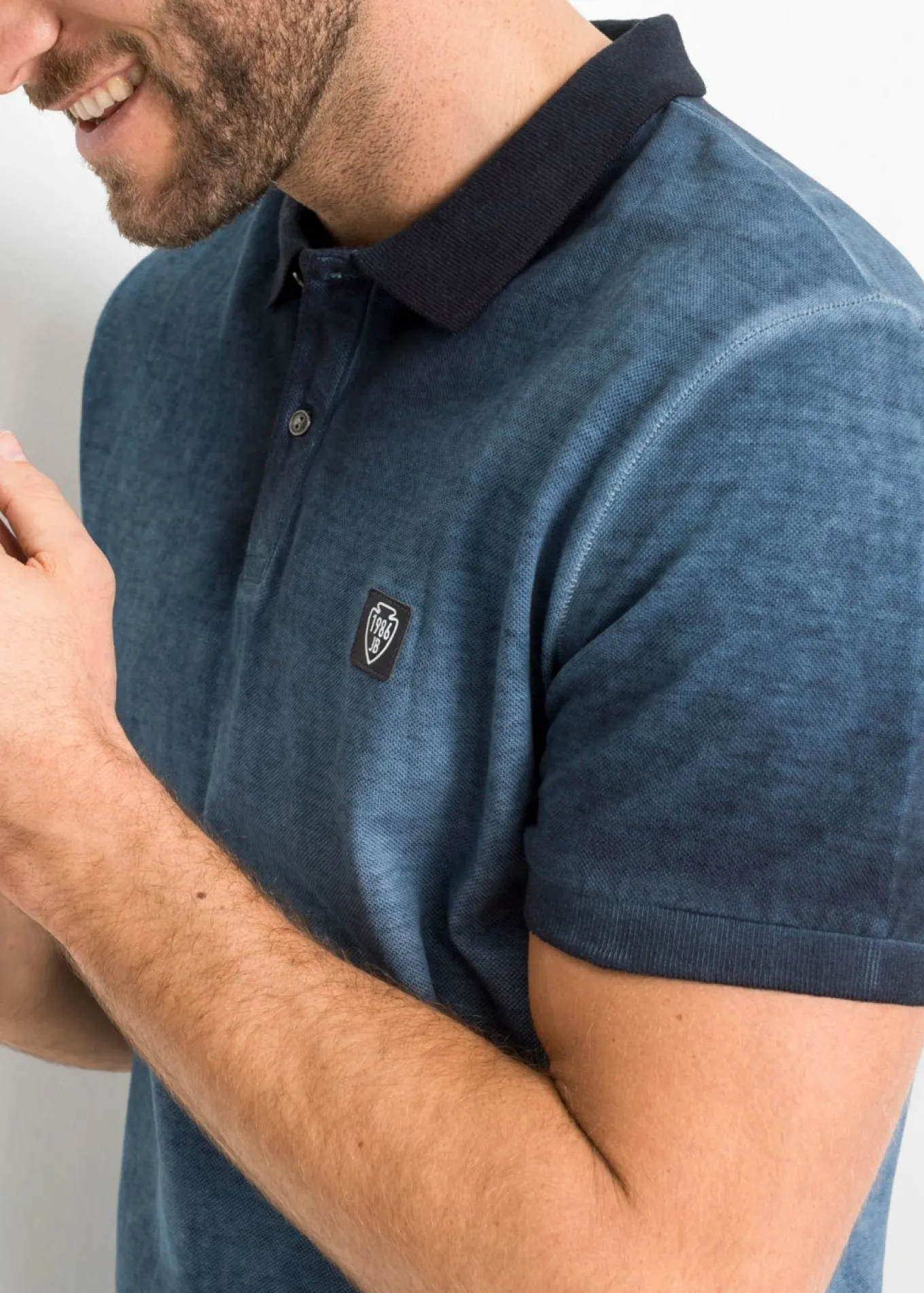 Polo de piqué con aspecto desgastado