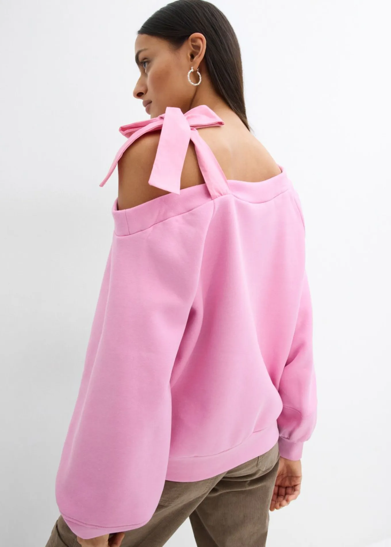 Sudadera ancha con un hombro al descubierto