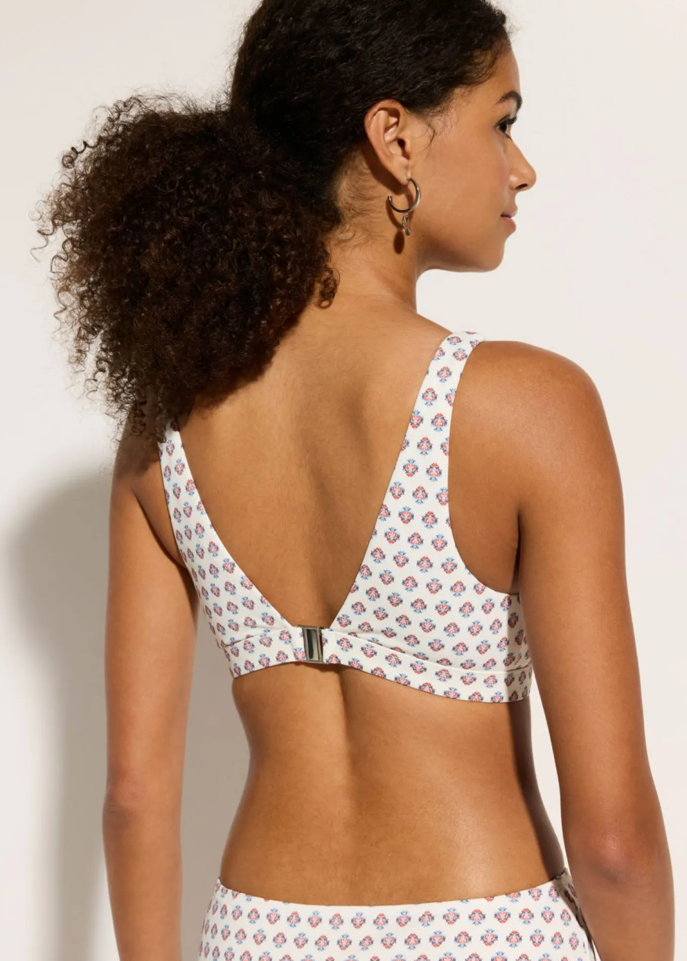 Top de bikini tipo bustier con escote en V
