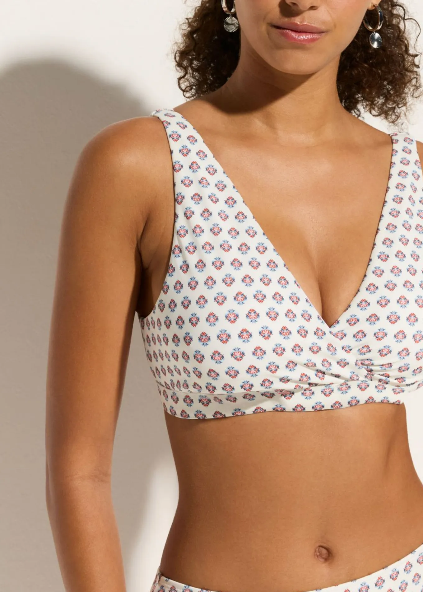 Top de bikini tipo bustier con escote en V
