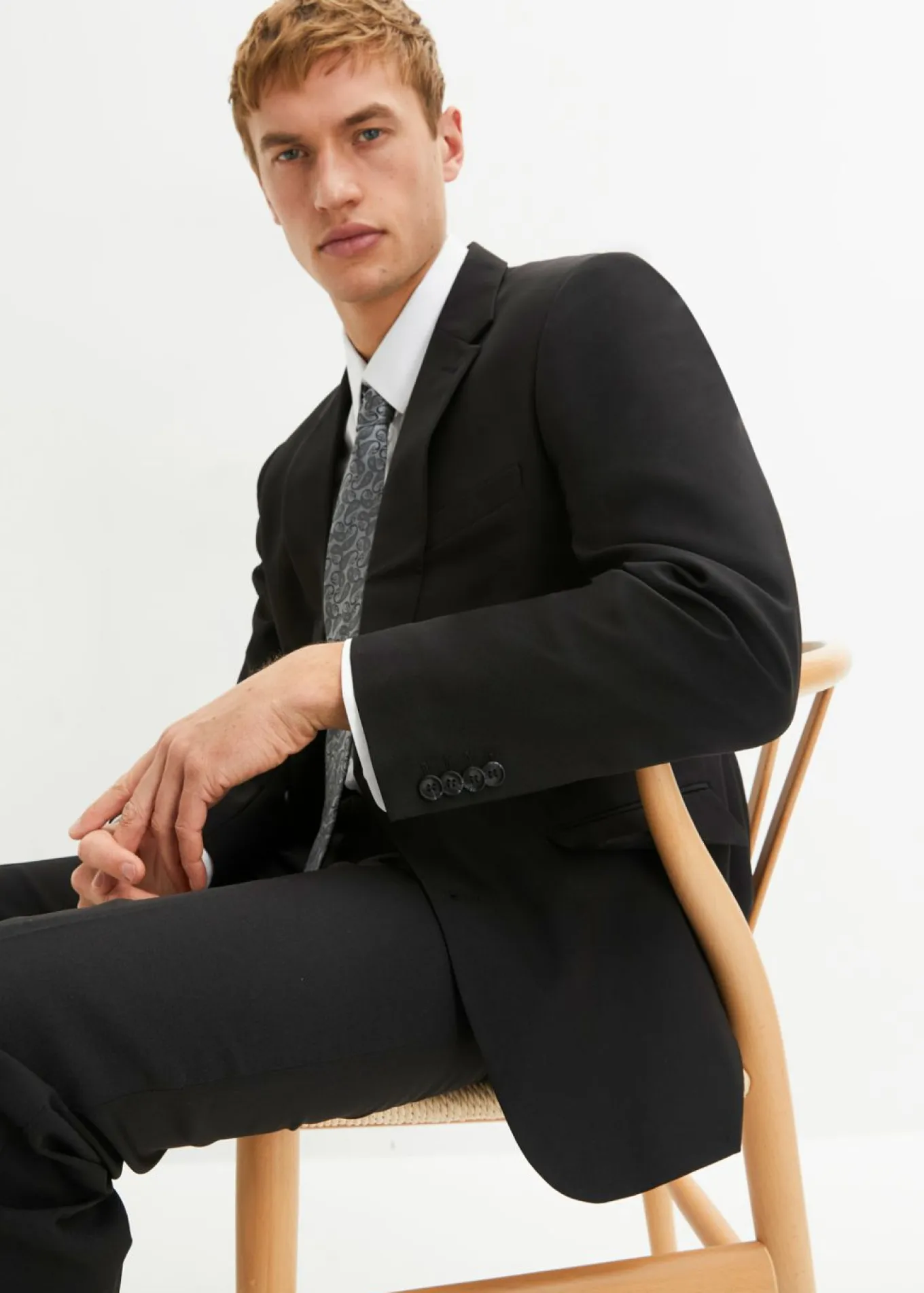 Traje (4 piezas): americana, pantalón, camisa, corbata