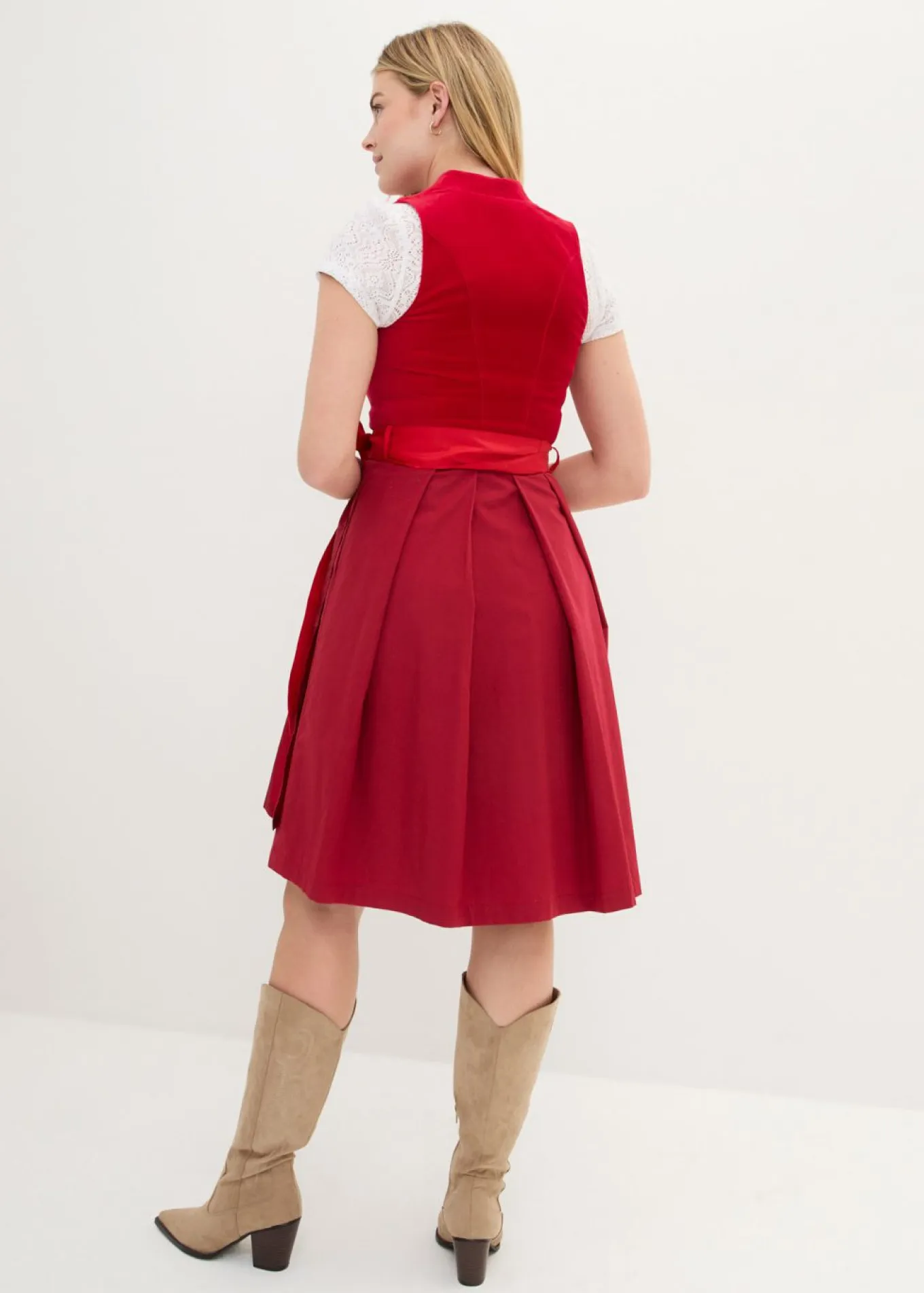 Traje tirolés con corpiño de terciopelo y delantal de satén (2 piezas)