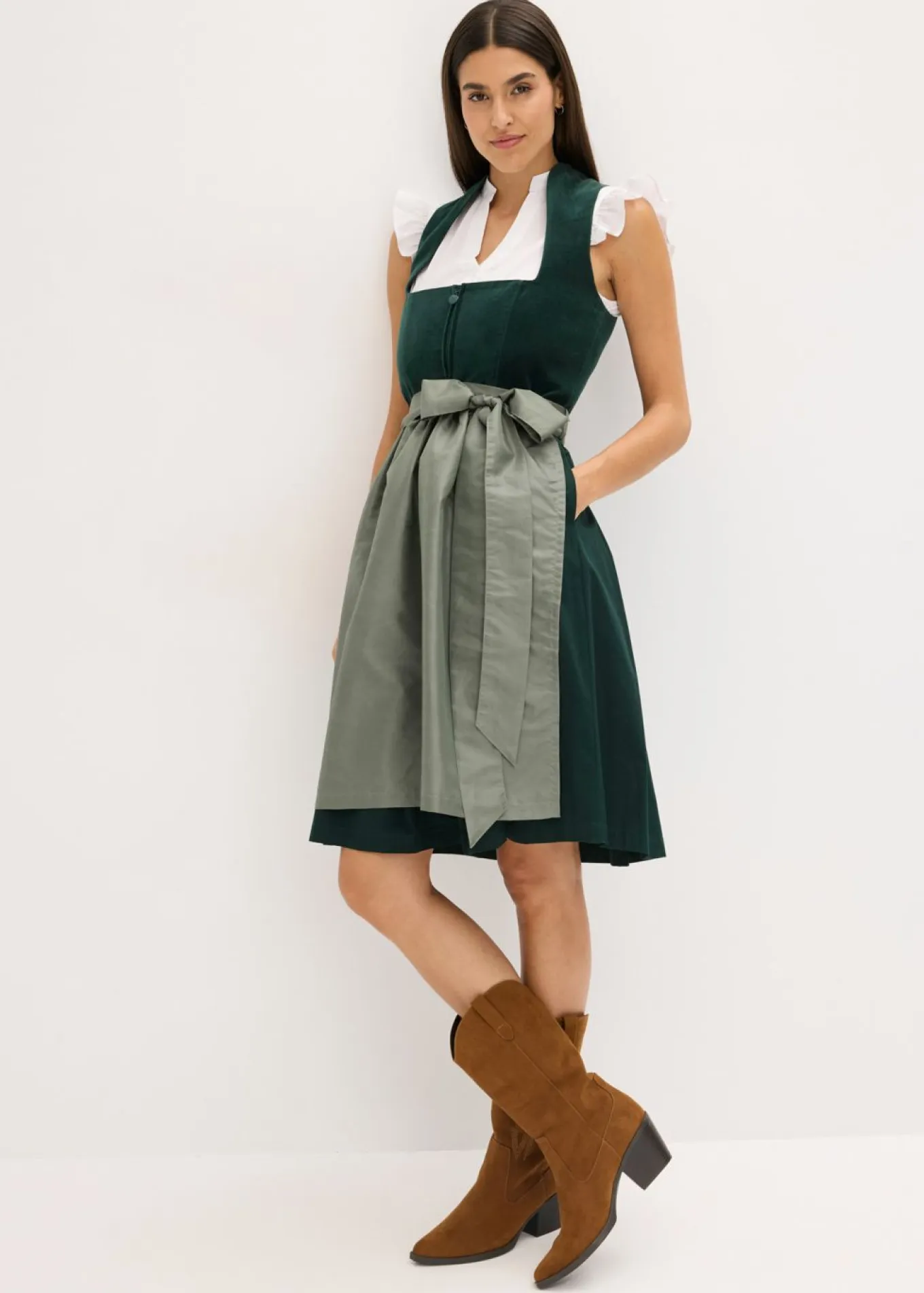 Traje tirolés con corpiño de terciopelo y delantal de satén (2 piezas)