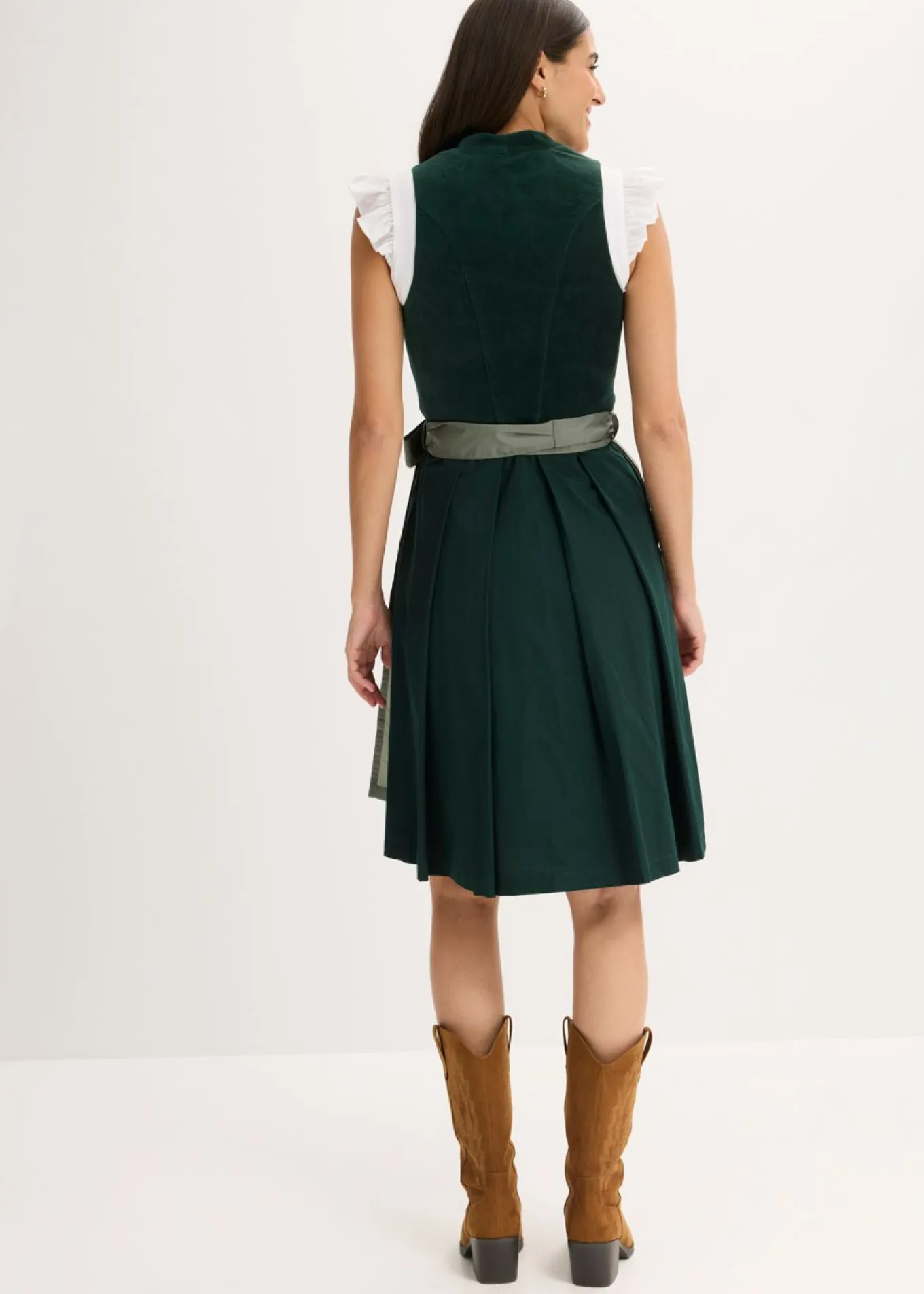Traje tirolés con corpiño de terciopelo y delantal de satén (2 piezas)