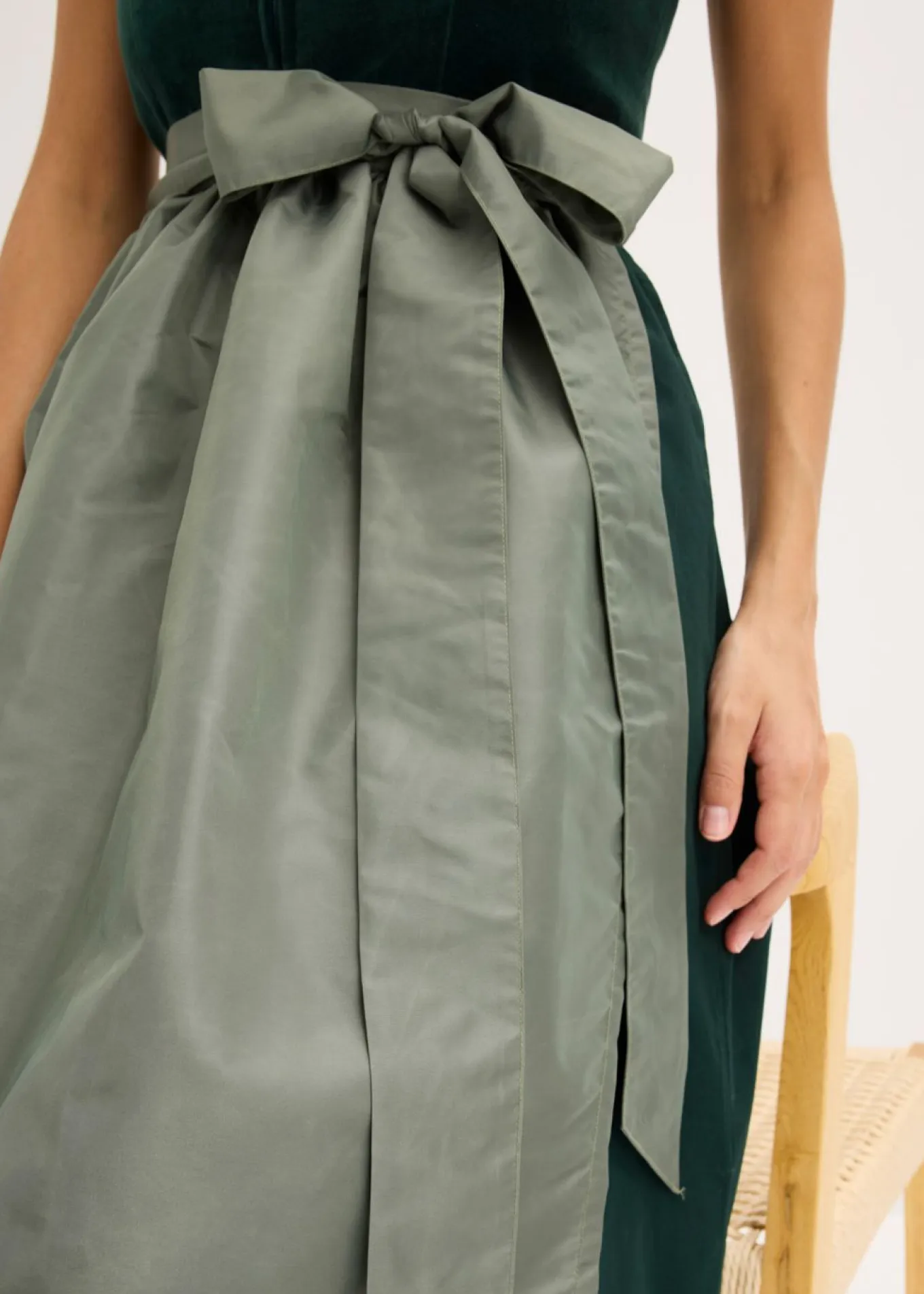 Traje tirolés con corpiño de terciopelo y delantal de satén (2 piezas)