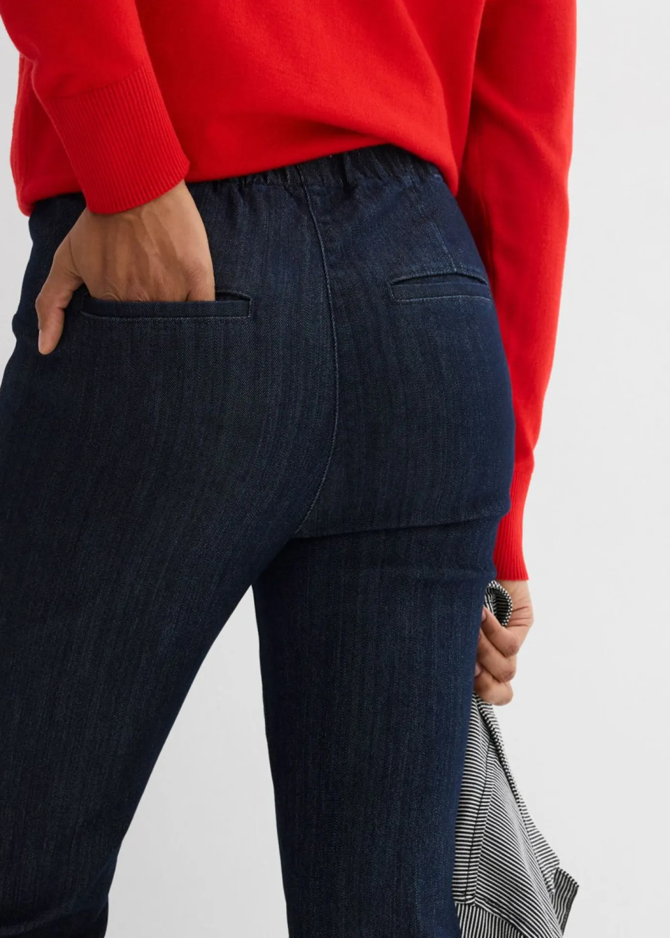 Vaqueros con corte slim, talle alto y largo cropped