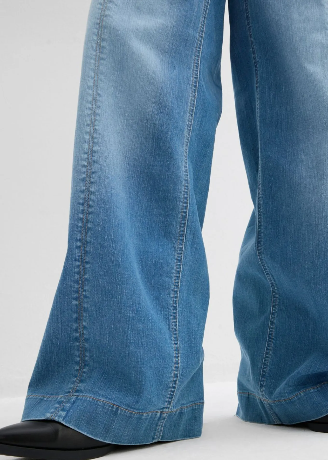 Vaqueros con pernera ancha, talle alto y cinturilla cómoda