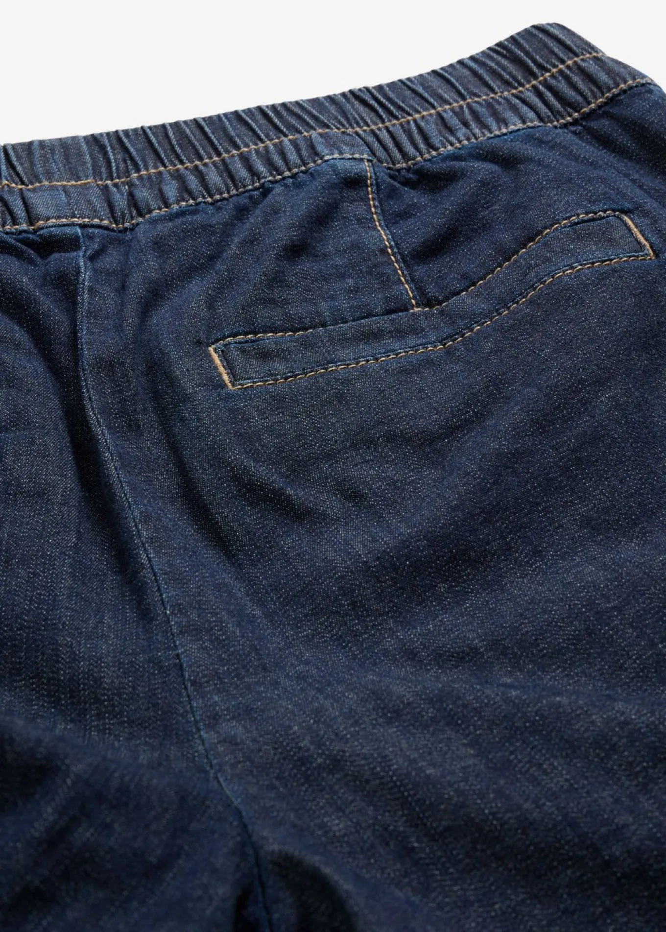 Vaqueros de corte barrel con talle medio y cintura cómoda