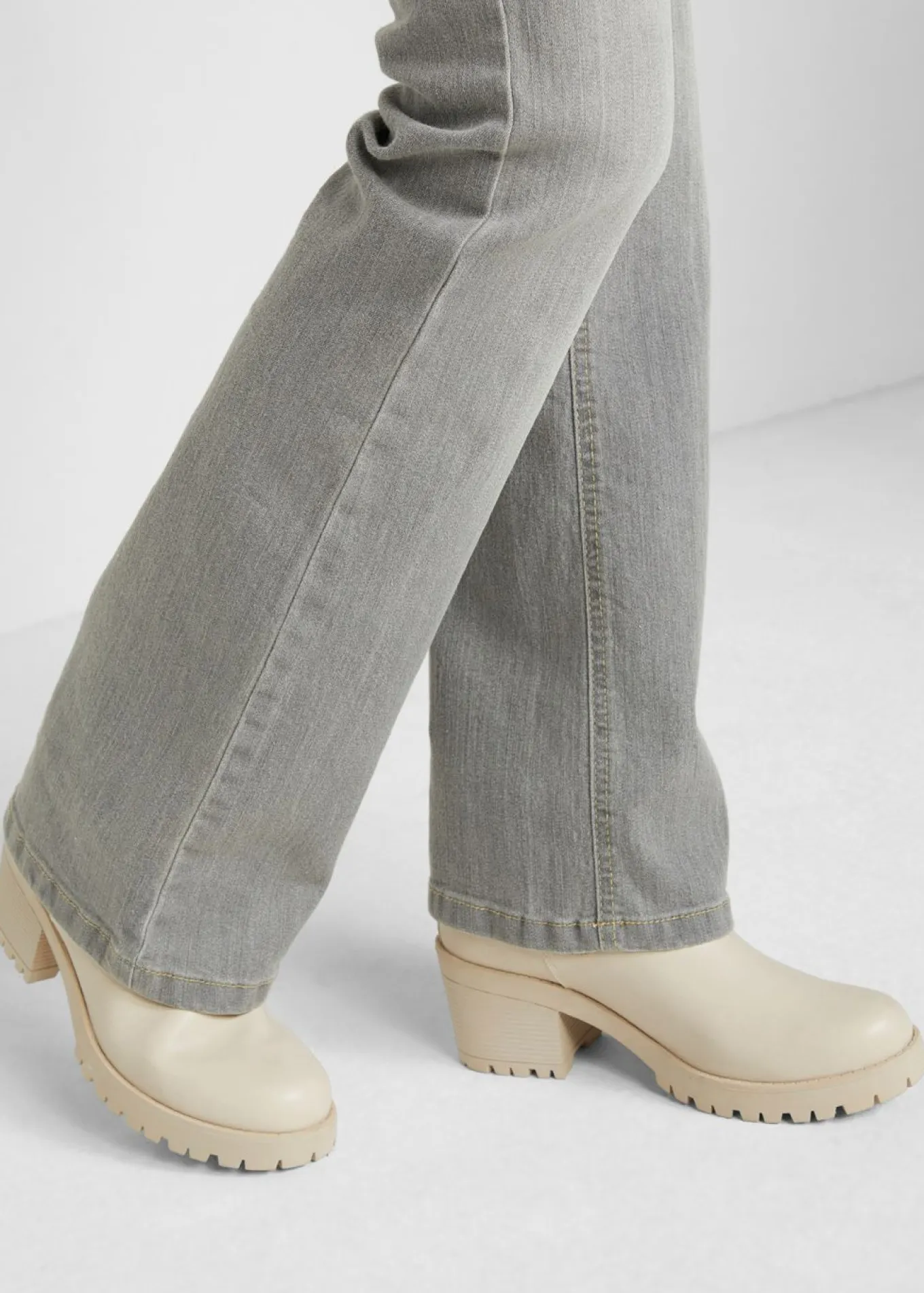 Vaqueros elásticos con corte bootcut y talle medio