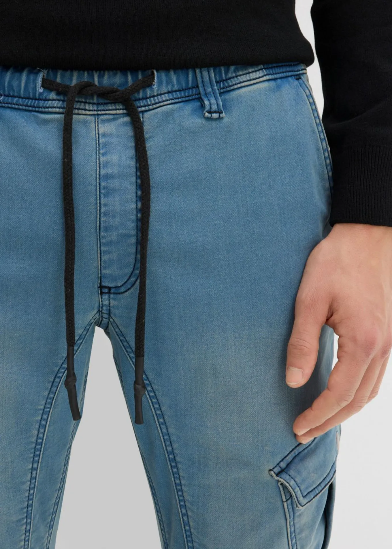 Vaqueros informales con corte regular, forma recta y cinturilla elástica