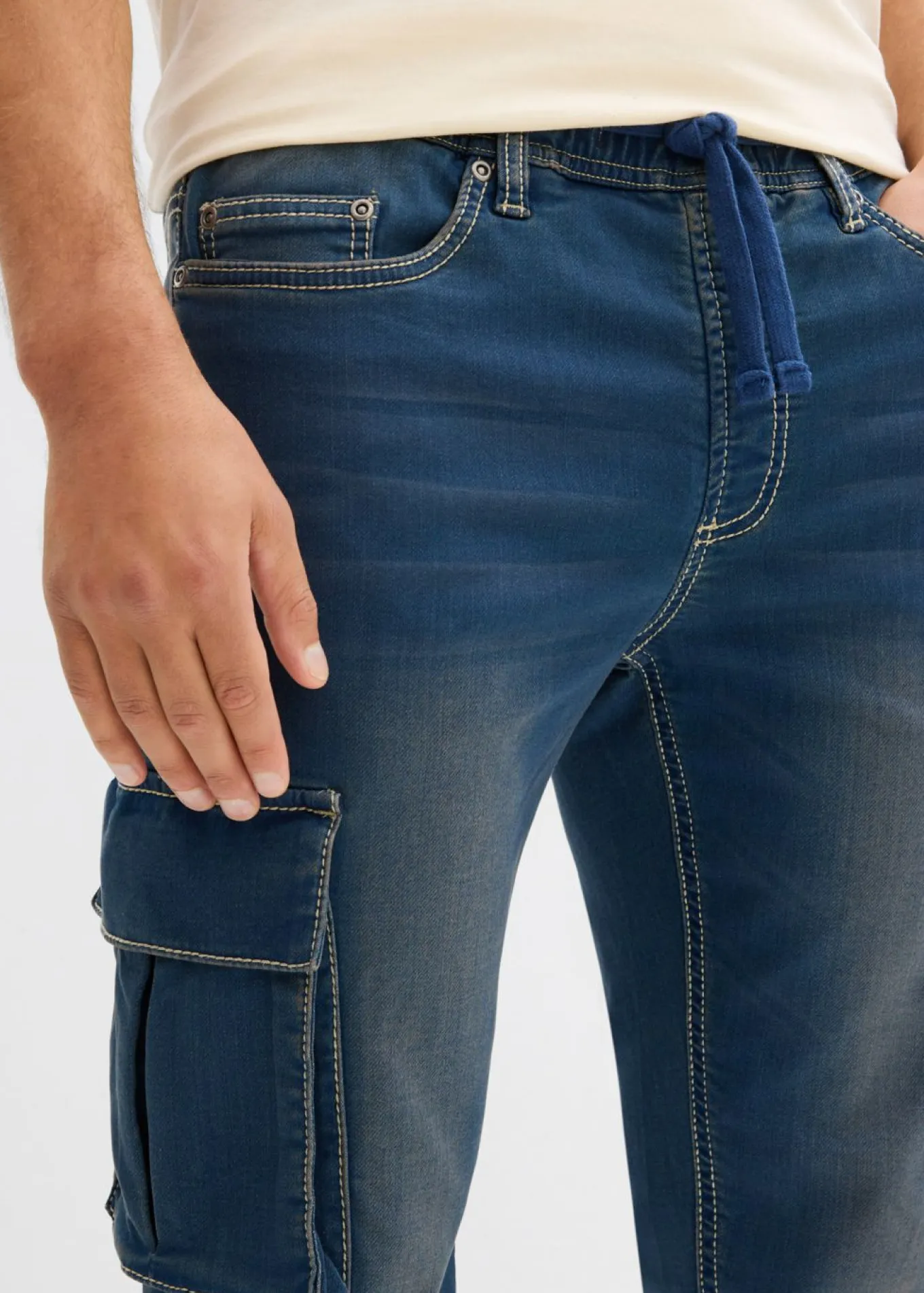Vaqueros informales tipo cargo con corte slim, cinturilla elástica y diseño recto