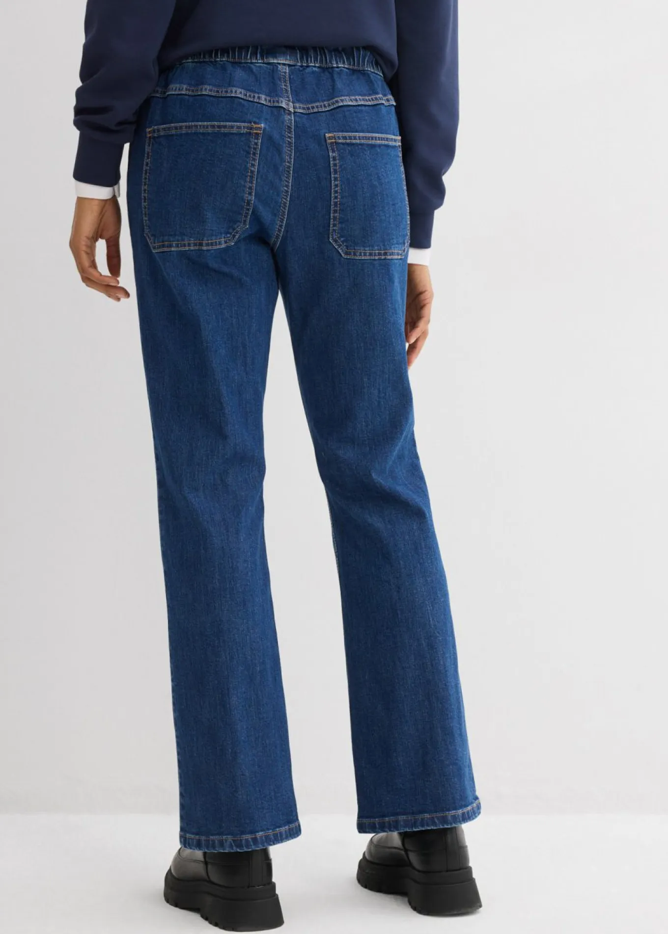 Vaqueros tipo bootcut con talle medio y cinturilla cómoda