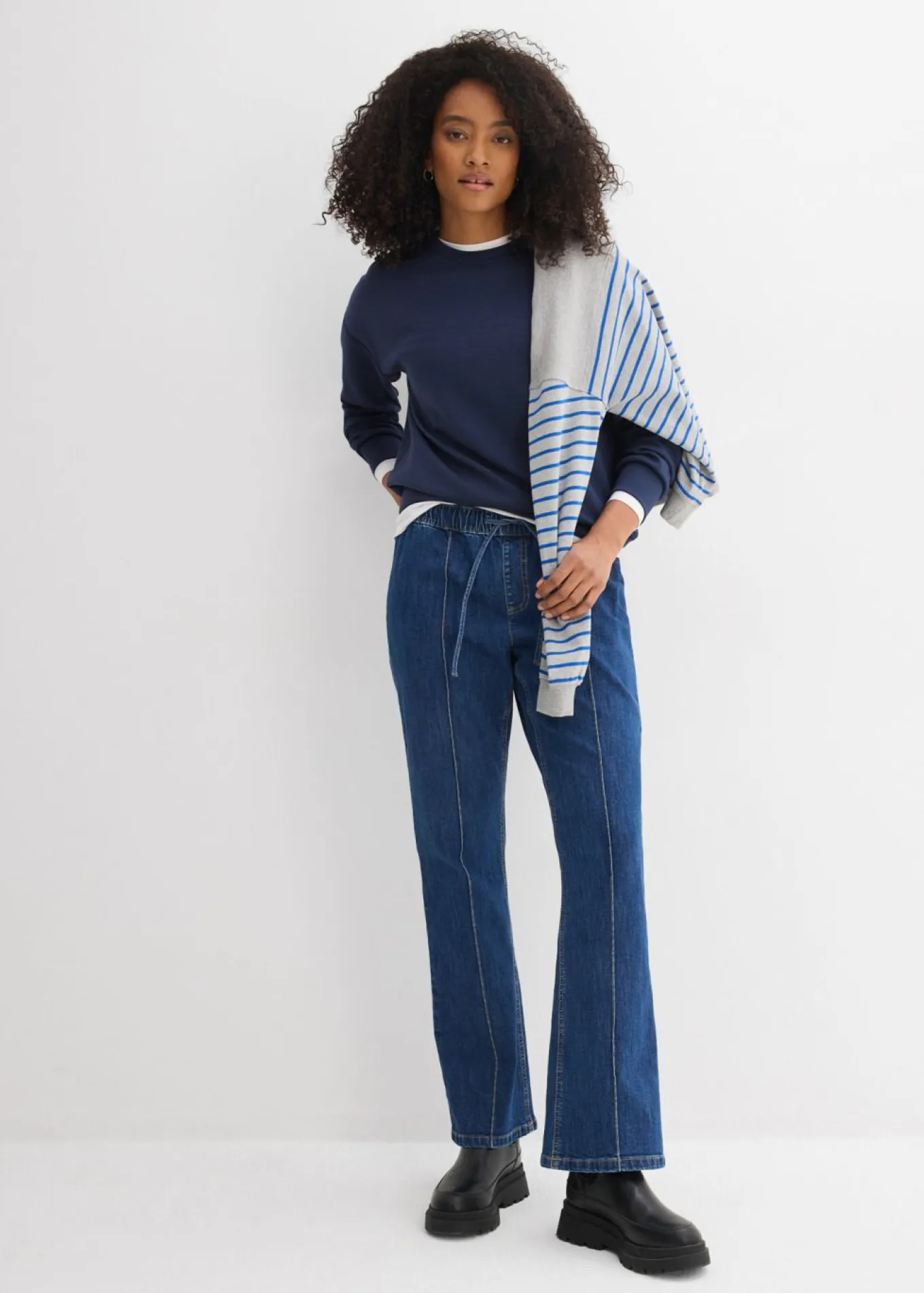 Vaqueros tipo bootcut con talle medio y cinturilla cómoda