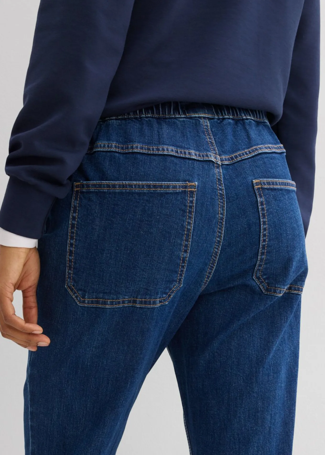 Vaqueros tipo bootcut con talle medio y cinturilla cómoda