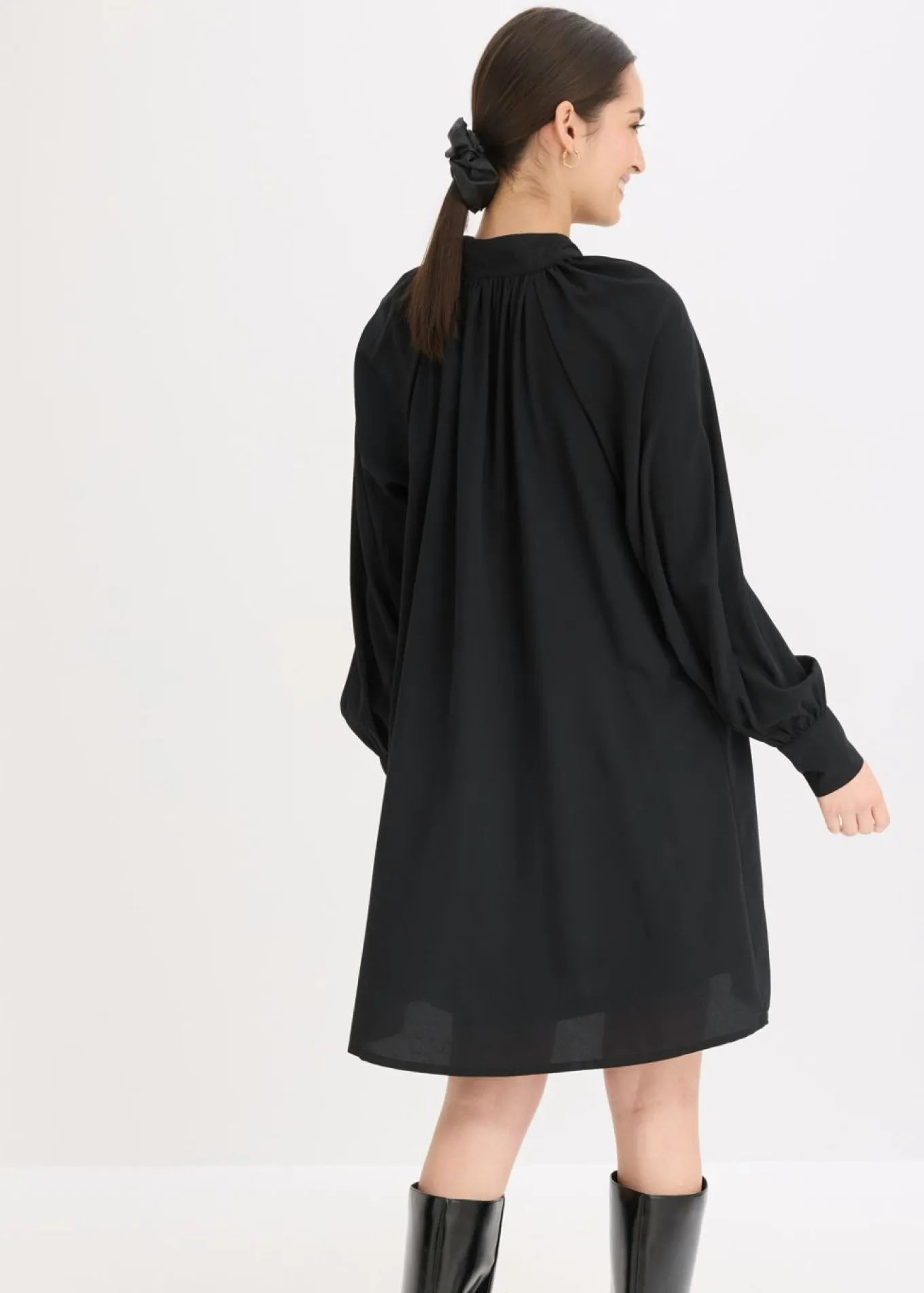 Vestido camisero con lazo en el cuello