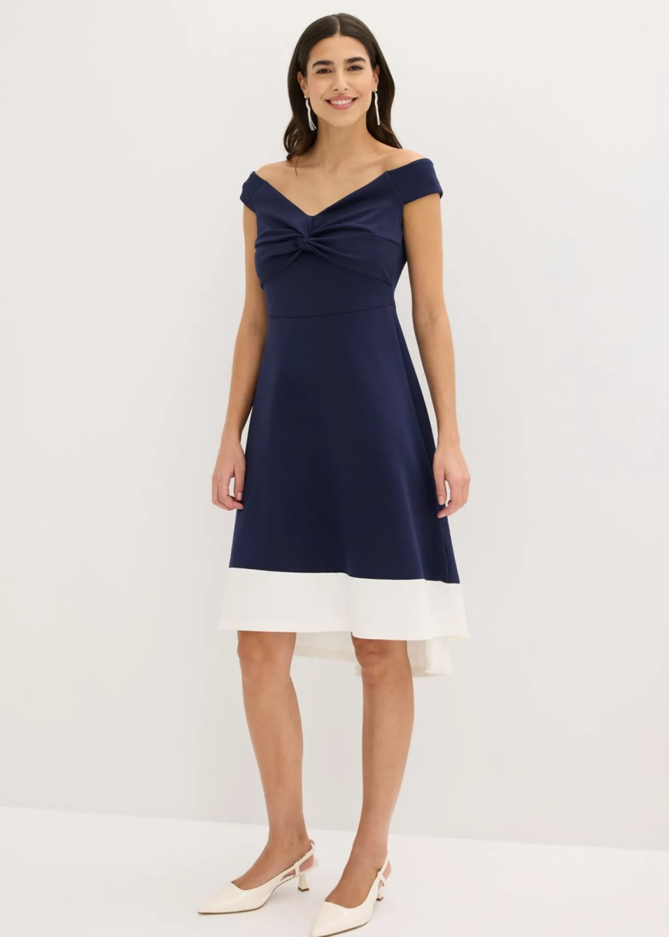Vestido con escote bañera y detalle de nudo