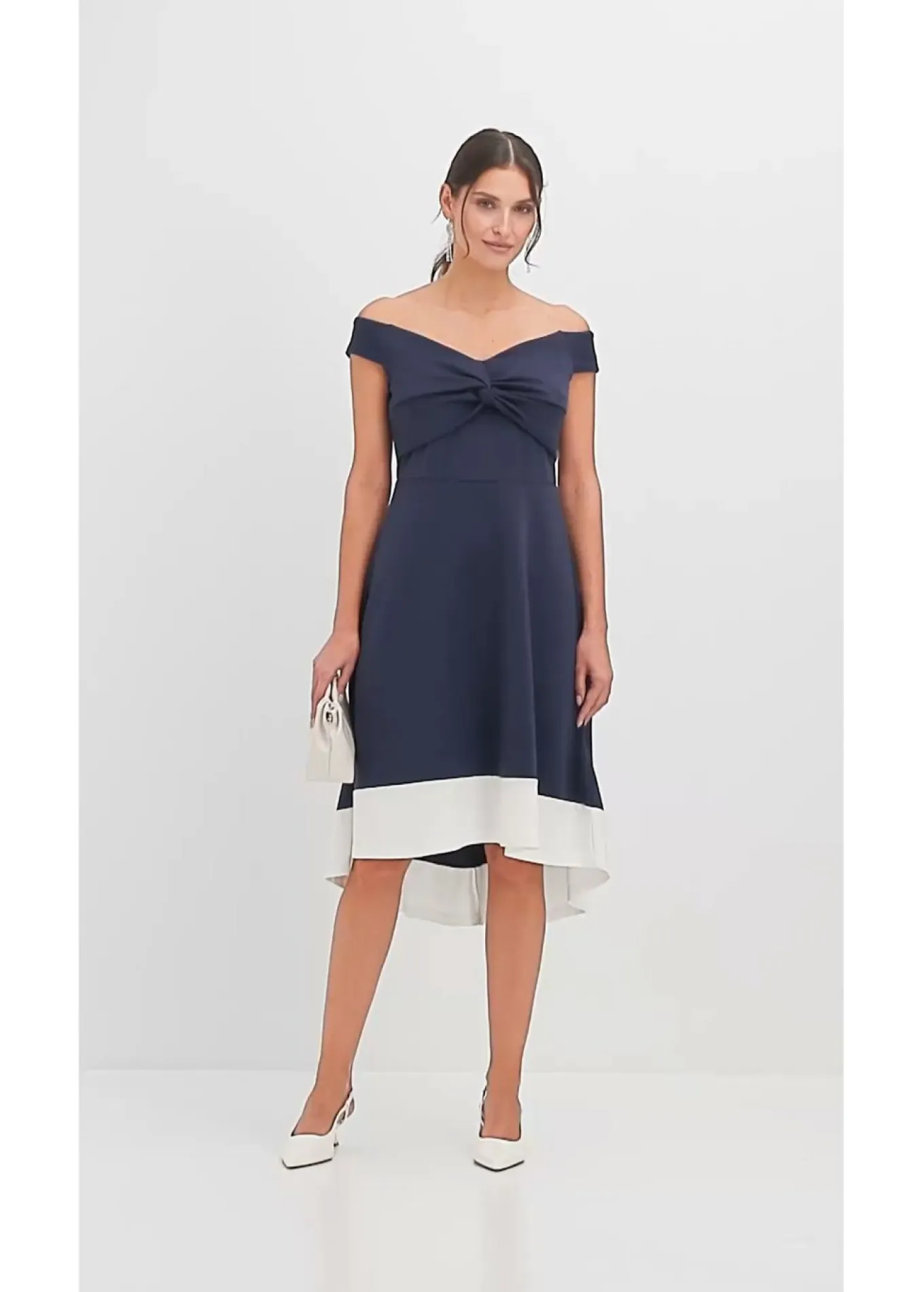 Vestido con escote bañera y detalle de nudo