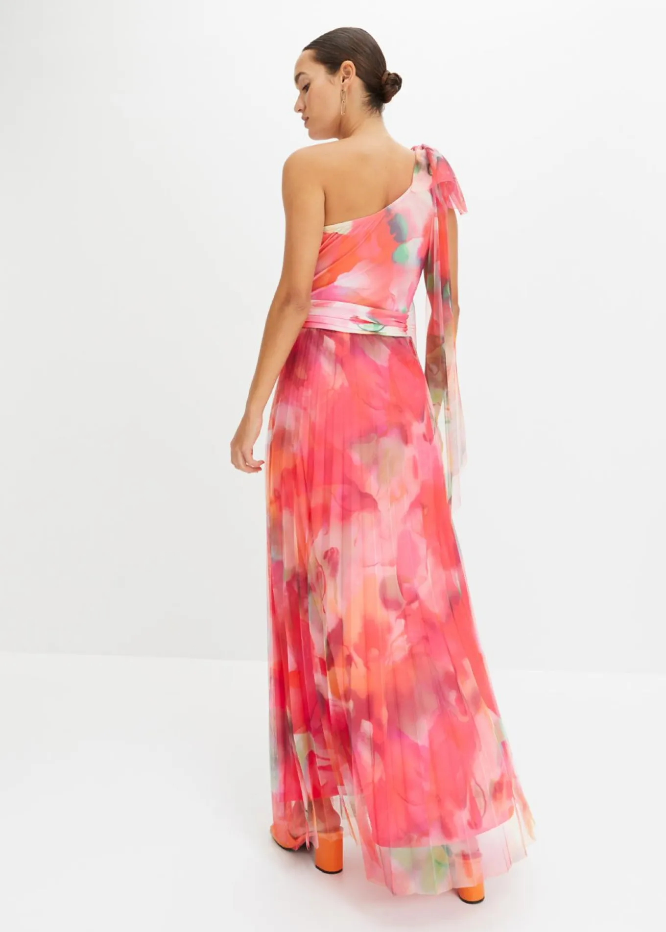 Vestido con un hombro al descubierto y falda de tul plisado