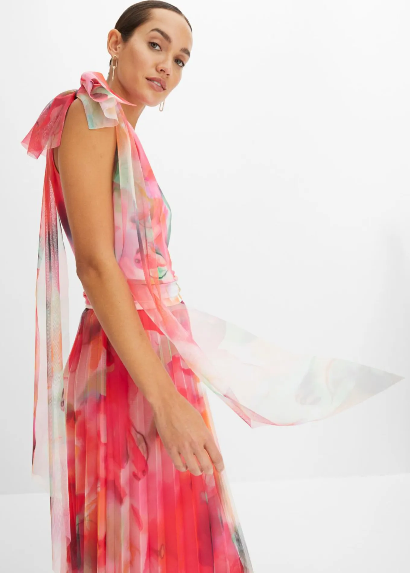 Vestido con un hombro al descubierto y falda de tul plisado