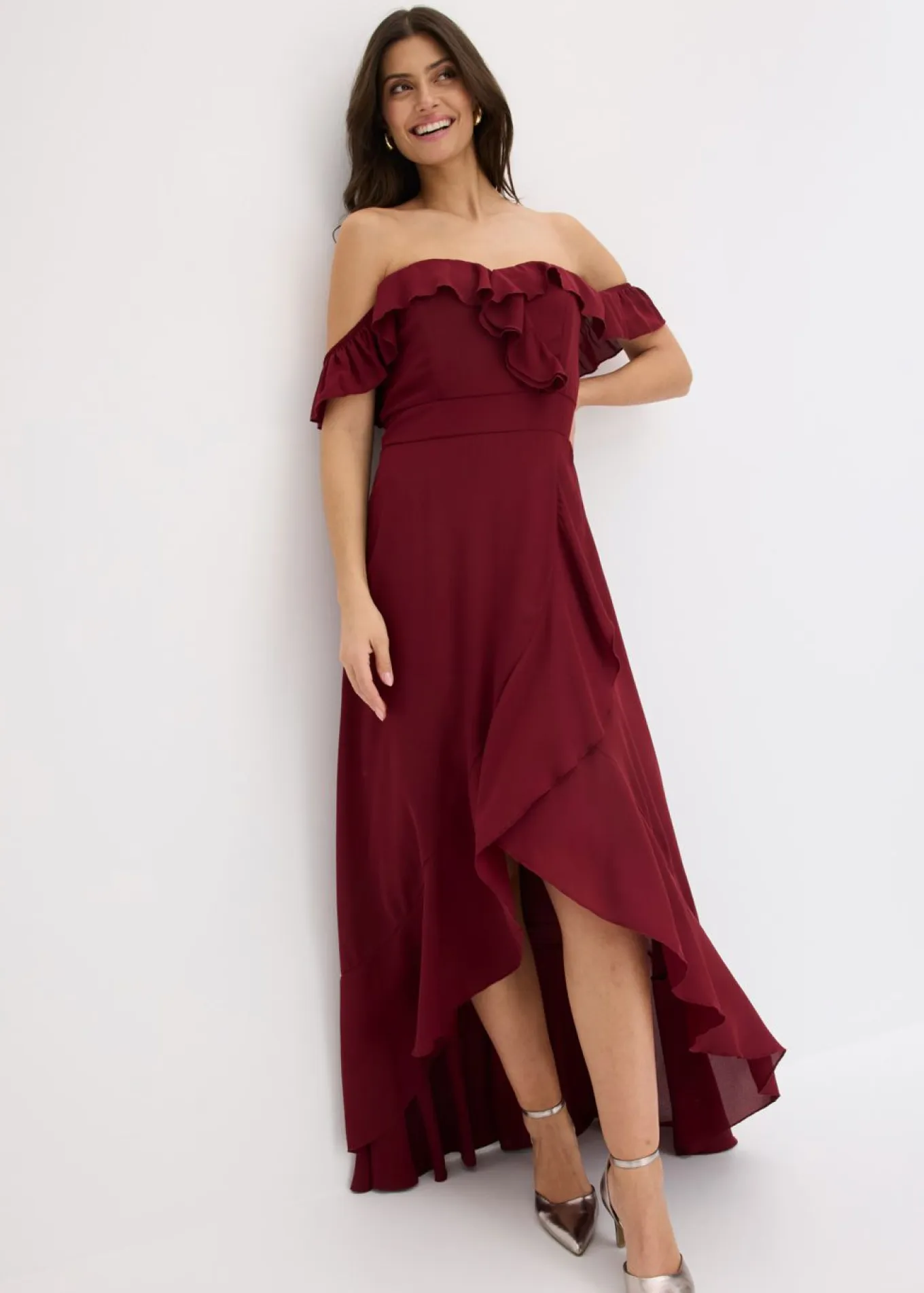 Vestido con volantes y escote bañera