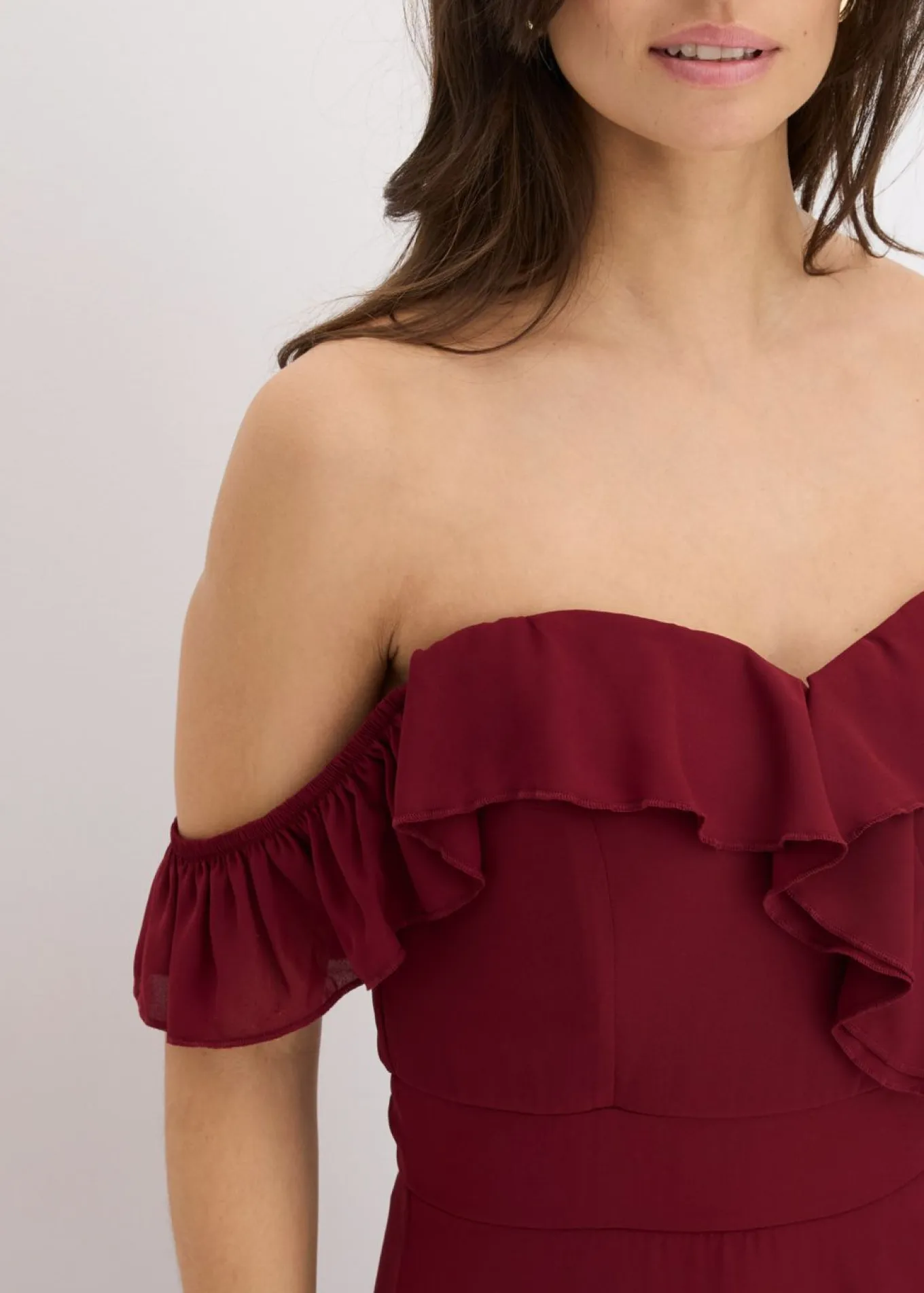 Vestido con volantes y escote bañera