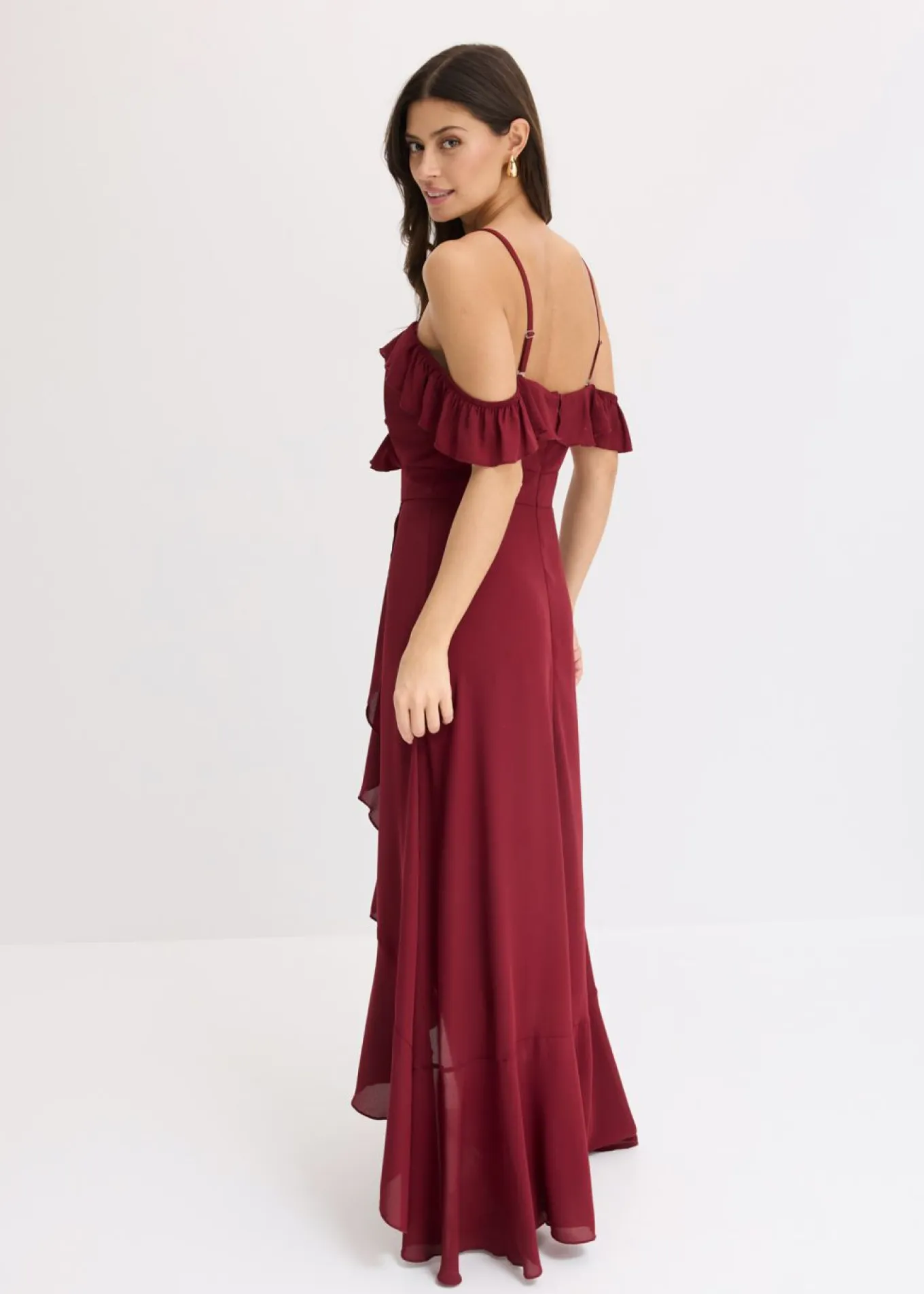 Vestido con volantes y escote bañera