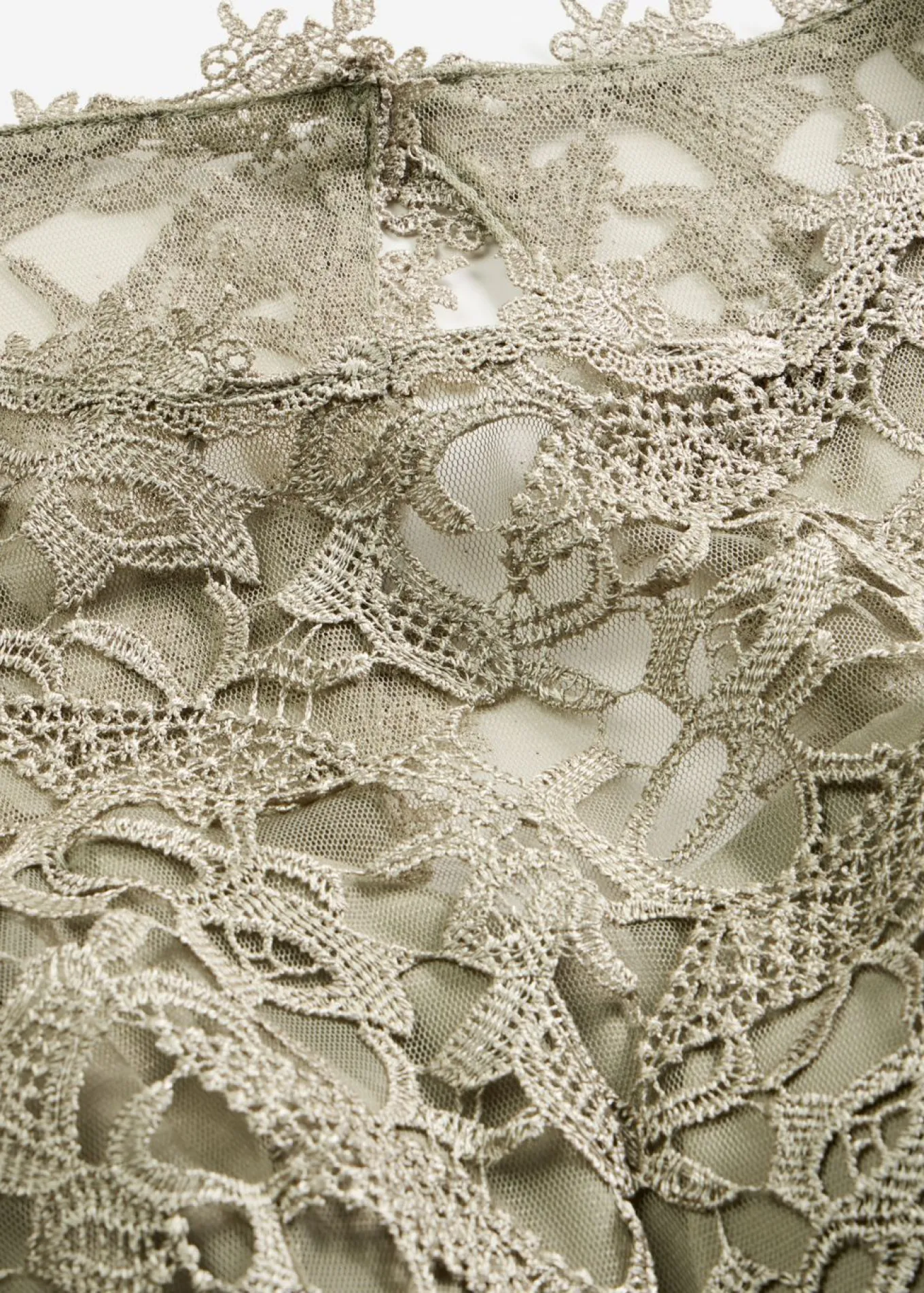 Vestido corto con encaje