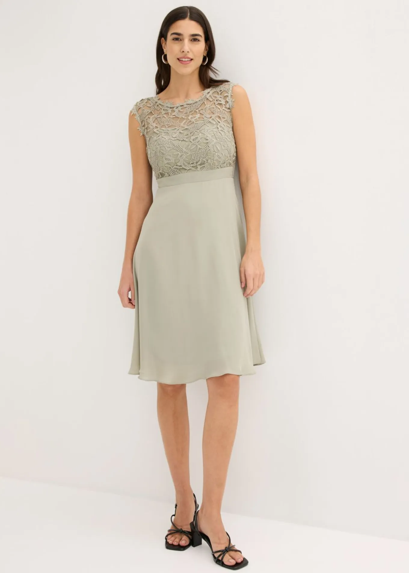 Vestido corto con encaje