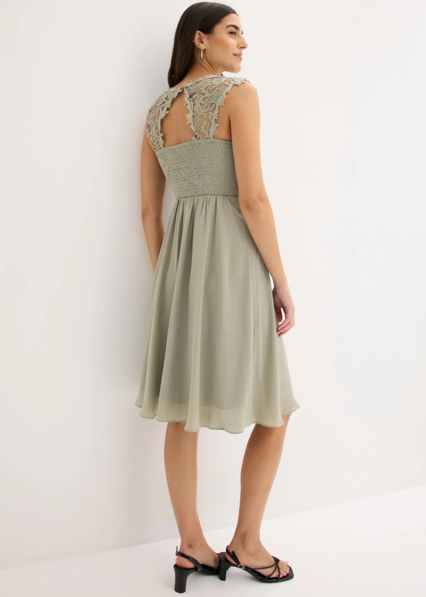 Vestido corto con encaje
