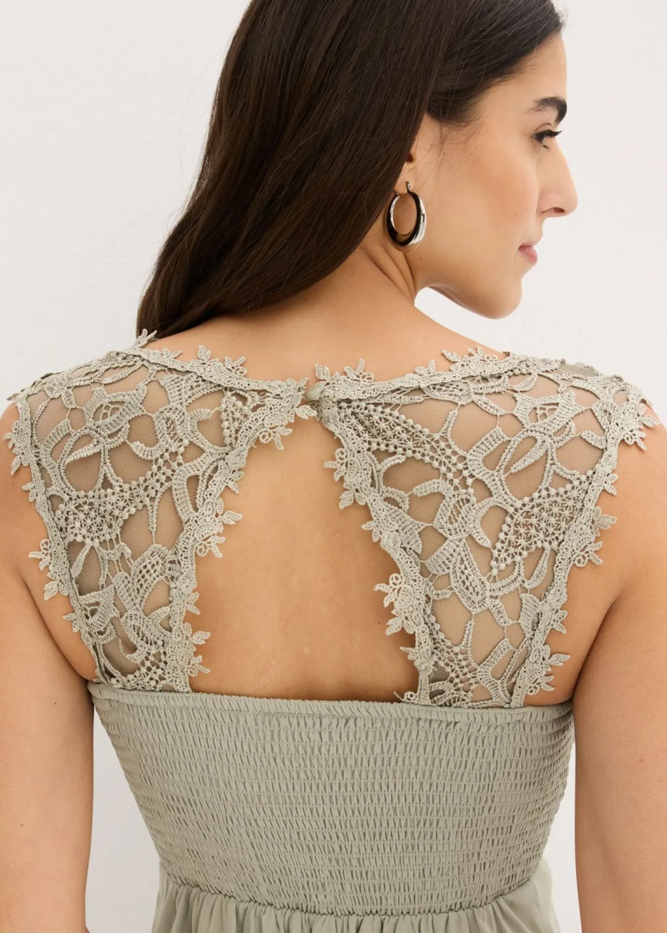 Vestido corto con encaje