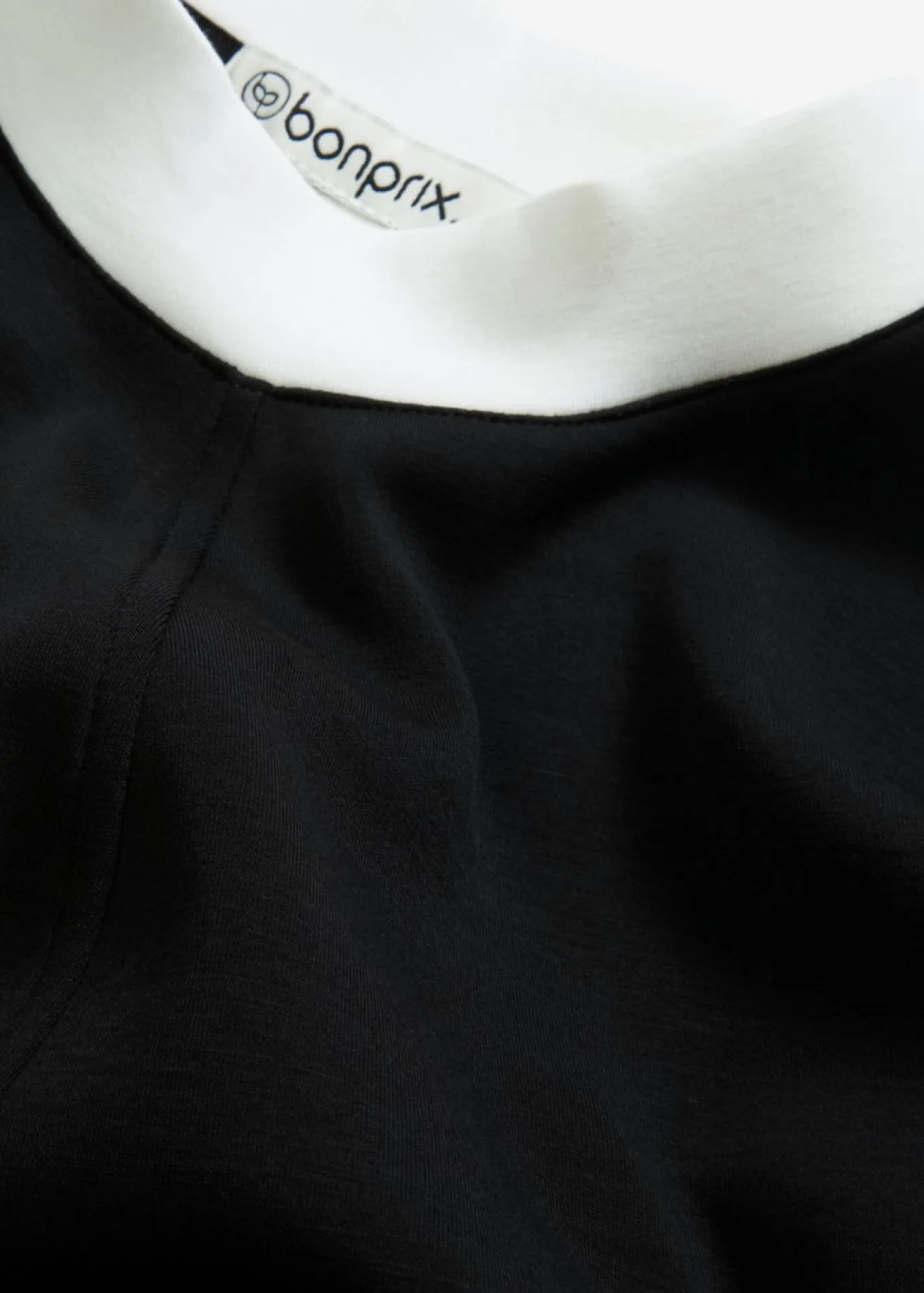 Vestido corto de neopreno con cuello alto