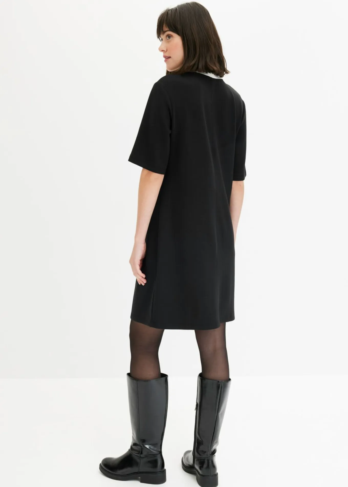 Vestido corto de neopreno con cuello alto